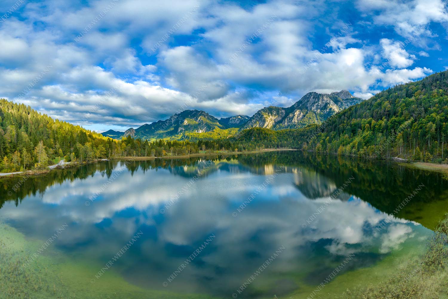 Blick über den Schwansee zum Schloss Neuschwanstein und Tegelberg - Übern Schwansee II 3:2  -- Füssen Schloss Neuschwanstein - mehr Infos bei www.Kriner-Weiermann.de