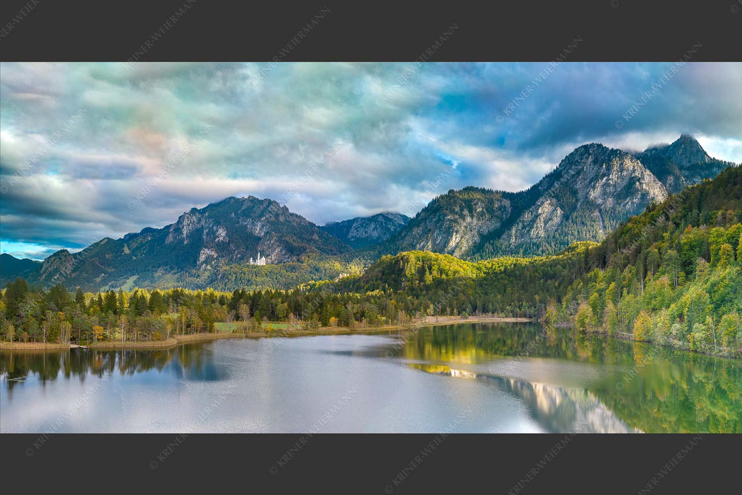 Blick über den Schwansee zum Schloss Neuschwanstein und Tegelberg - Übern Schwansee 2:1  -- Schloss Neuschwanstein - mehr Infos bei www.Kriner-Weiermann.de