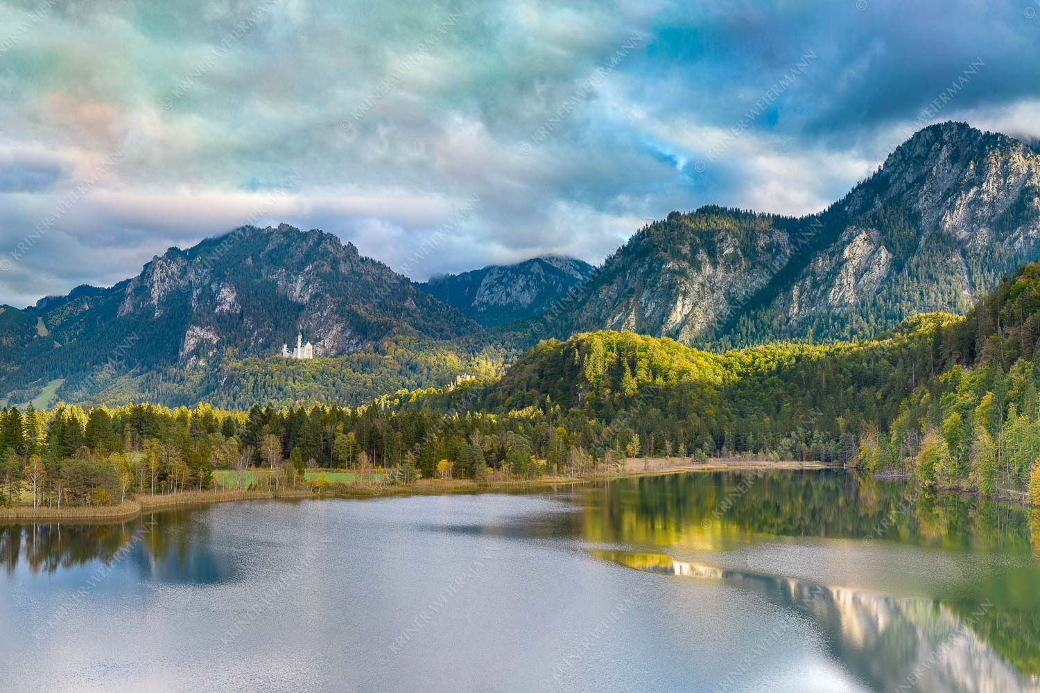 Blick über den Schwansee zum Schloss Neuschwanstein und Tegelberg - Übern Schwansee 3:2  -- Schloss Neuschwanstein - mehr Infos bei www.Kriner-Weiermann.de