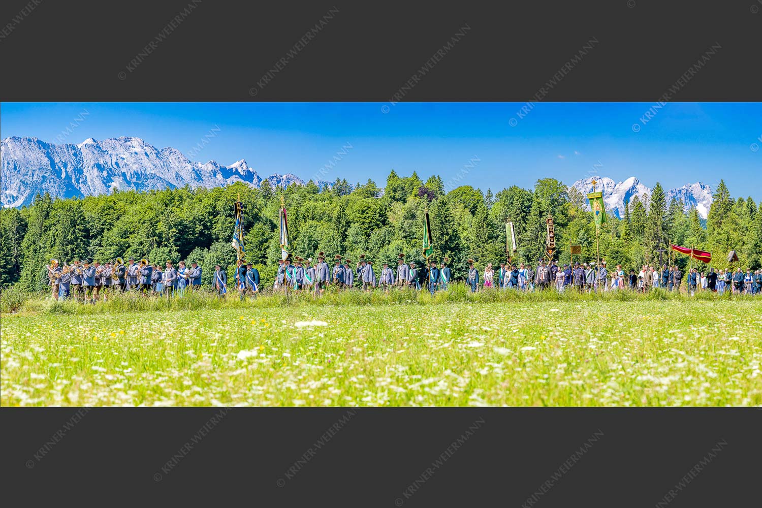 Krüner Bürger bei der Fronleinamsprozession mit Wetterstein und Zugspitze - Umgang 2,5:1  -- Fronleichnamsprozession Krün - mehr Infos bei www.Kriner-Weiermann.de