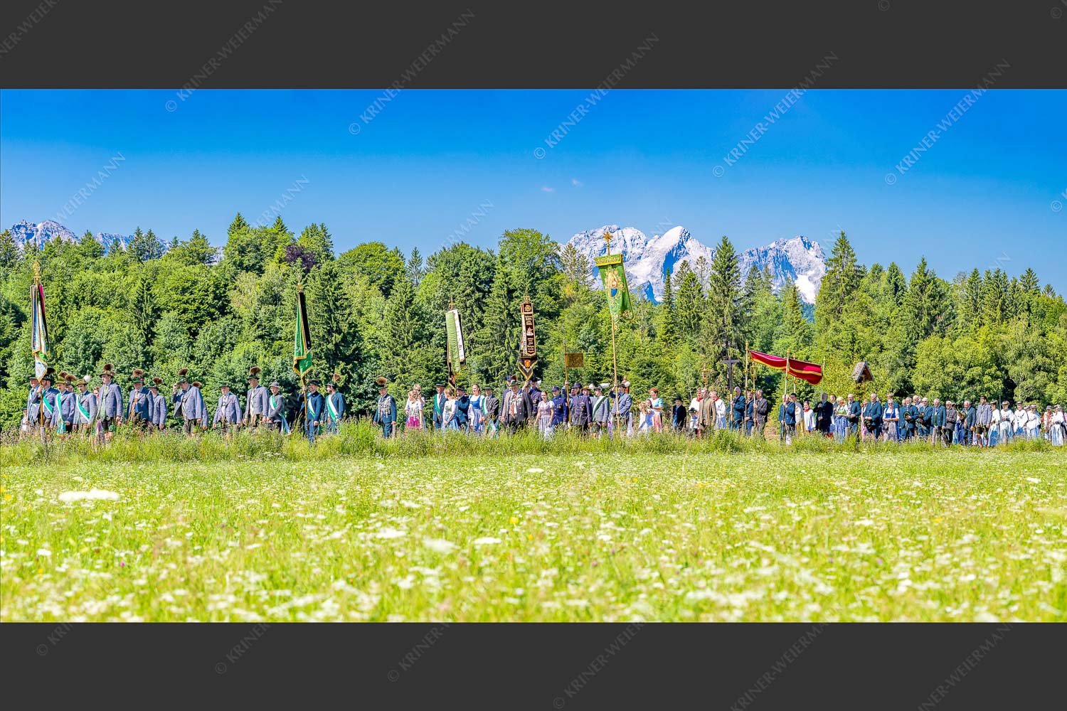 Krüner Bürger bei der Fronleinamsprozession mit Wetterstein und Zugspitze - Umgang 2:1  -- Fronleichnamsprozession Krün - mehr Infos bei www.Kriner-Weiermann.de