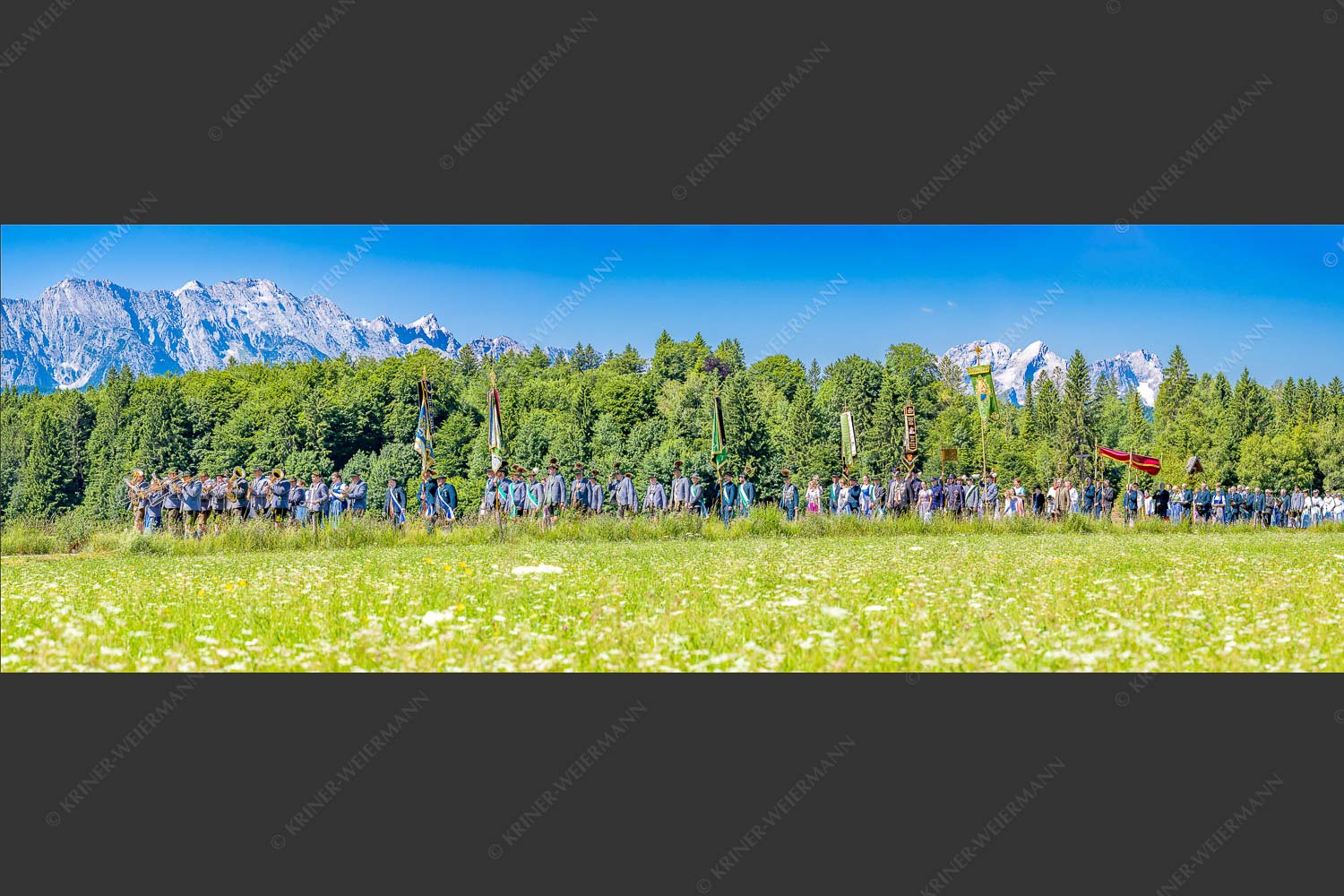 Krüner Bürger bei der Fronleinamsprozession mit Wetterstein und Zugspitze - Umgang 3:1  -- Fronleichnamsprozession Krün - mehr Infos bei www.Kriner-Weiermann.de