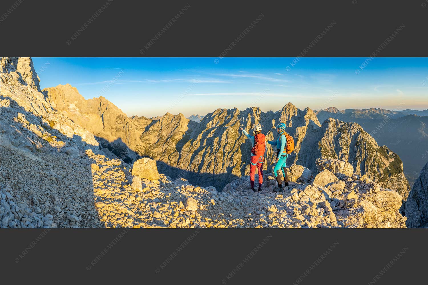 Blick über das Höllental zur Zugspitze im Wetterstein - Via Ferrata V 2,5:1  -- Bergsteiger Höllental Zugspitze - mehr Infos bei www.Kriner-Weiermann.de