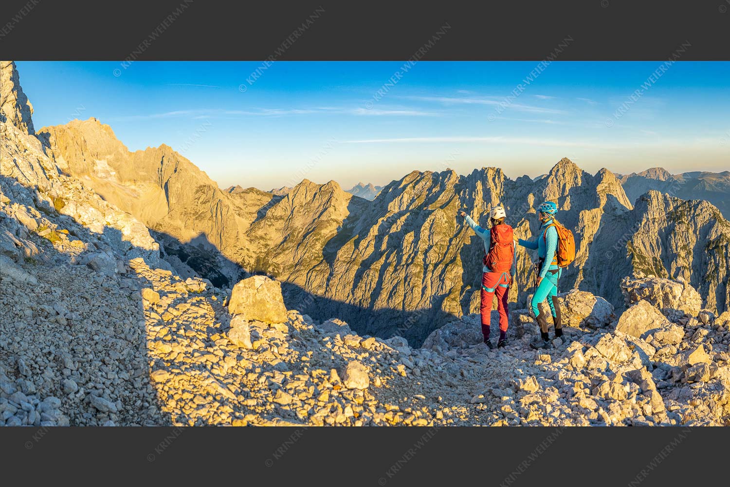 Blick über das Höllental zur Zugspitze im Wetterstein - Via Ferrata V 2:1  -- Bergsteiger Höllental Zugspitze - mehr Infos bei www.Kriner-Weiermann.de