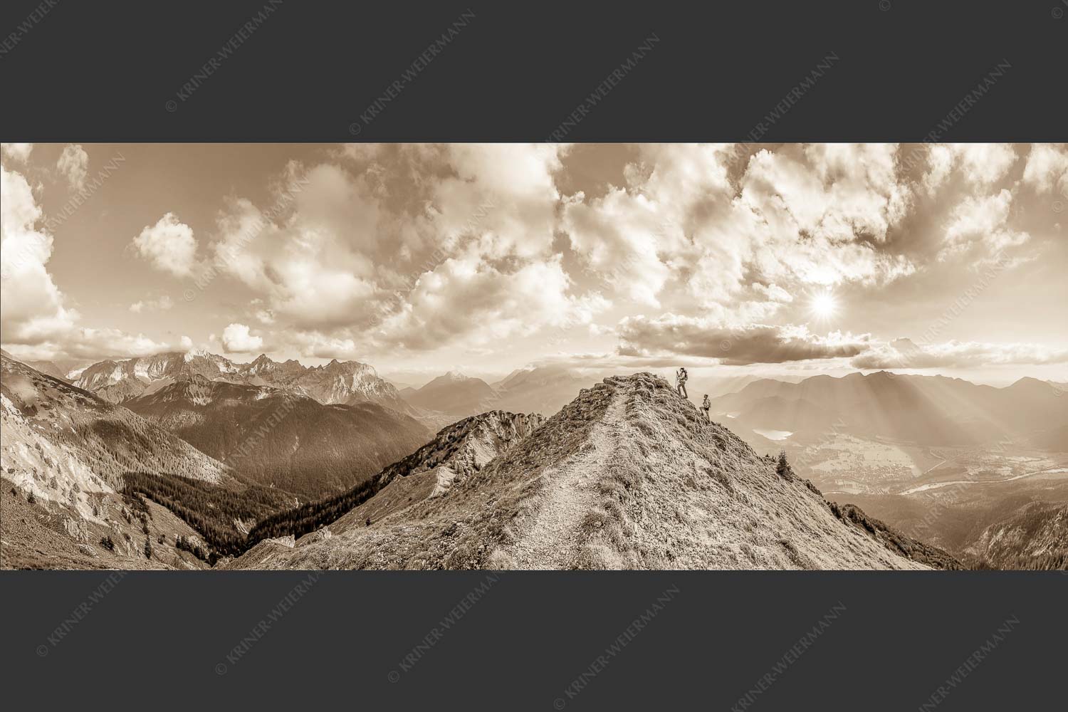 Blick über Seinskopf und Oberes Isartal in den Sonnenuntergang - Viele Wege 2,5:1 sepia -- Seinskopf Wanderung - mehr Infos bei www.Kriner-Weiermann.de
