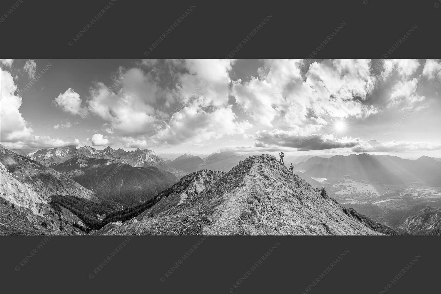 Blick über Seinskopf und Oberes Isartal in den Sonnenuntergang - Viele Wege 2,5:1 sw -- Seinskopf Wanderung - mehr Infos bei www.Kriner-Weiermann.de