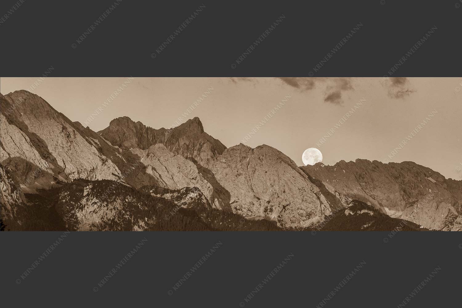 Vollmonduntergang am Frauenalpl im Wettersteingebirge - Vollmond am Wetterstein 3:1 sepia -- Dreitorspitze Frauanalpl - mehr Infos bei www.Kriner-Weiermann.de
