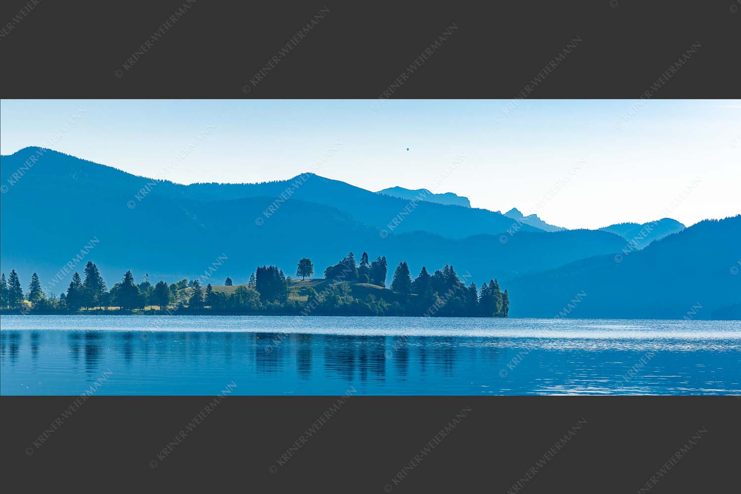 Blick über Halbinsel Zwergern zur Benediktenwand - Walchenseekonturen 2,5:1  -- Walchensee Benediktenwand - mehr Infos bei www.Kriner-Weiermann.de
