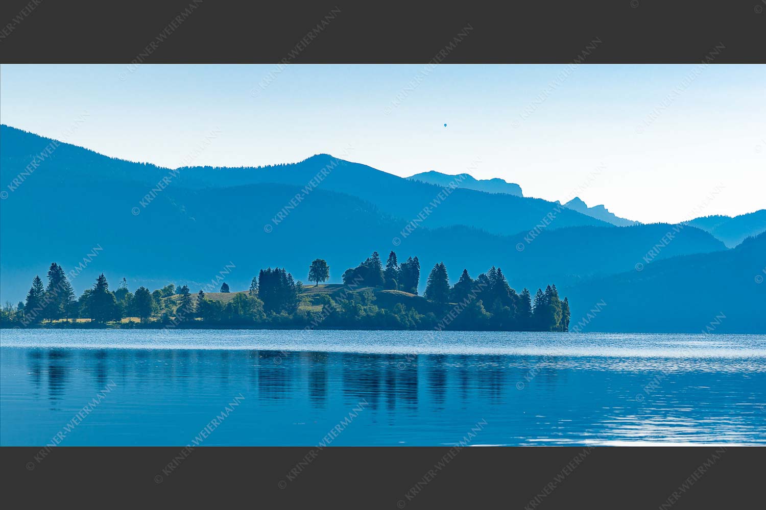 Blick über Halbinsel Zwergern zur Benediktenwand - Walchenseekonturen 2:1  -- Walchensee Benediktenwand - mehr Infos bei www.Kriner-Weiermann.de