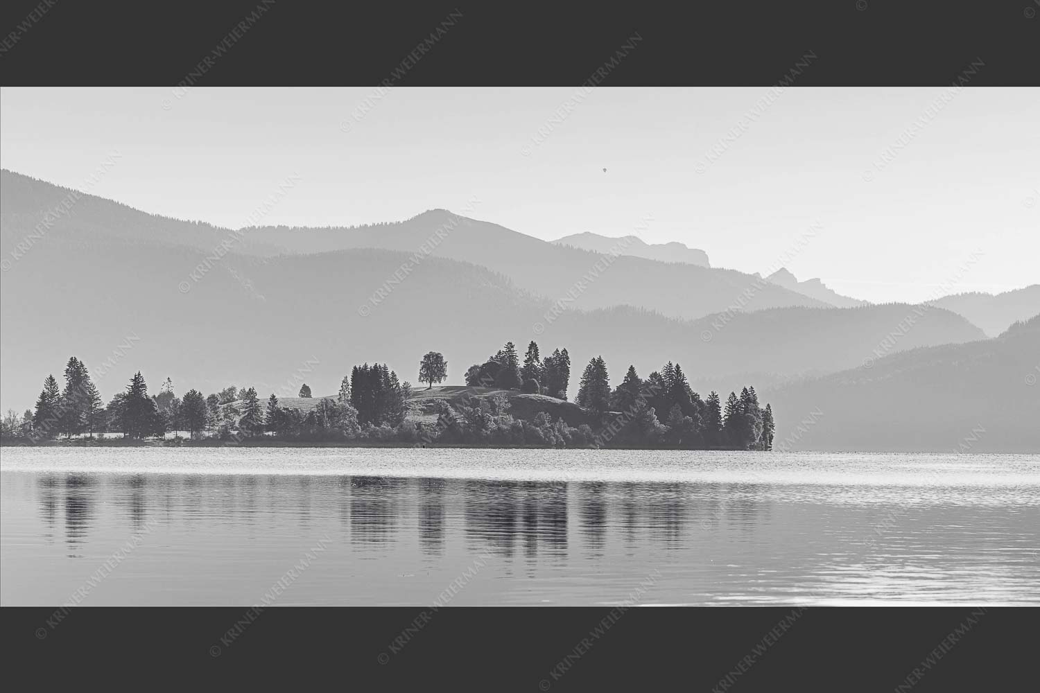 Blick über Halbinsel Zwergern zur Benediktenwand - Walchenseekonturen 2:1 sw -- Walchensee Benediktenwand - mehr Infos bei www.Kriner-Weiermann.de