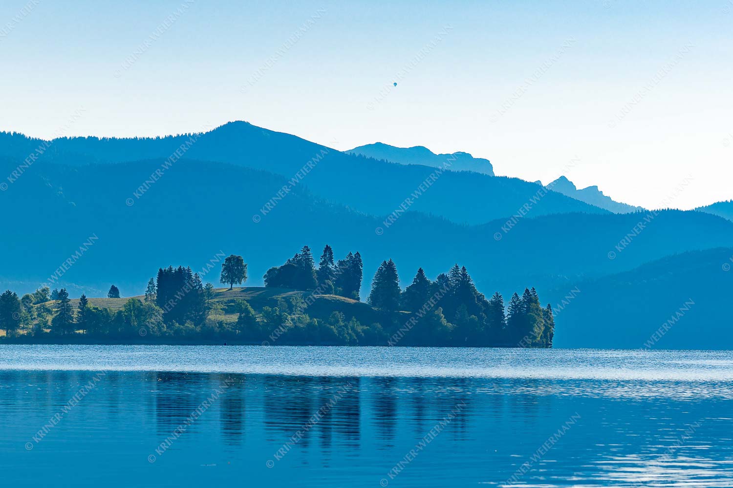 Blick über Halbinsel Zwergern zur Benediktenwand - Walchenseekonturen 3:2  -- Walchensee Benediktenwand - mehr Infos bei www.Kriner-Weiermann.de
