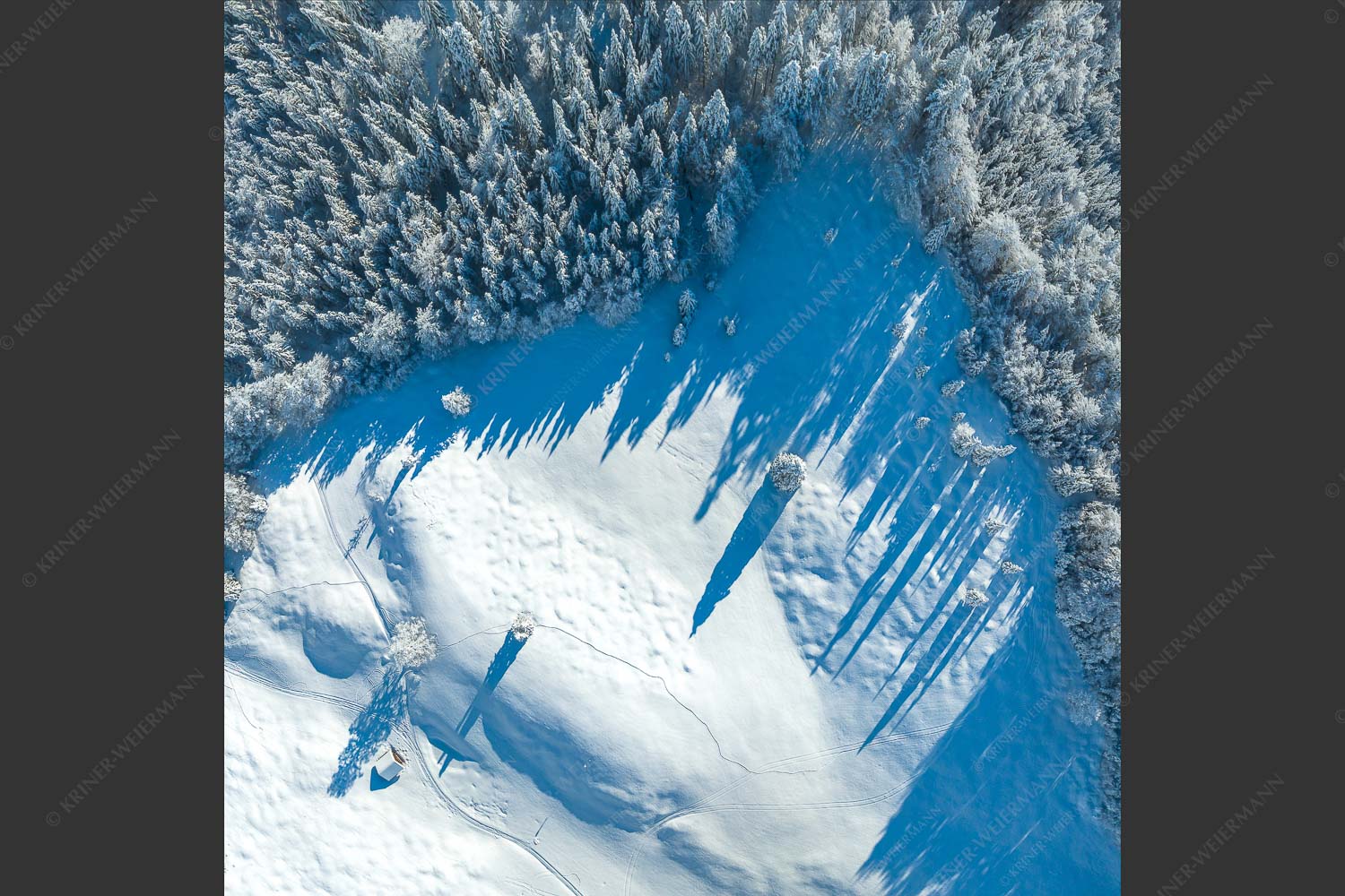 Stark verschneite Winterlandschaft im Estergebirge - Waldschatten 1:1  -- Wald Winter Schnee - mehr Infos bei www.Kriner-Weiermann.de
