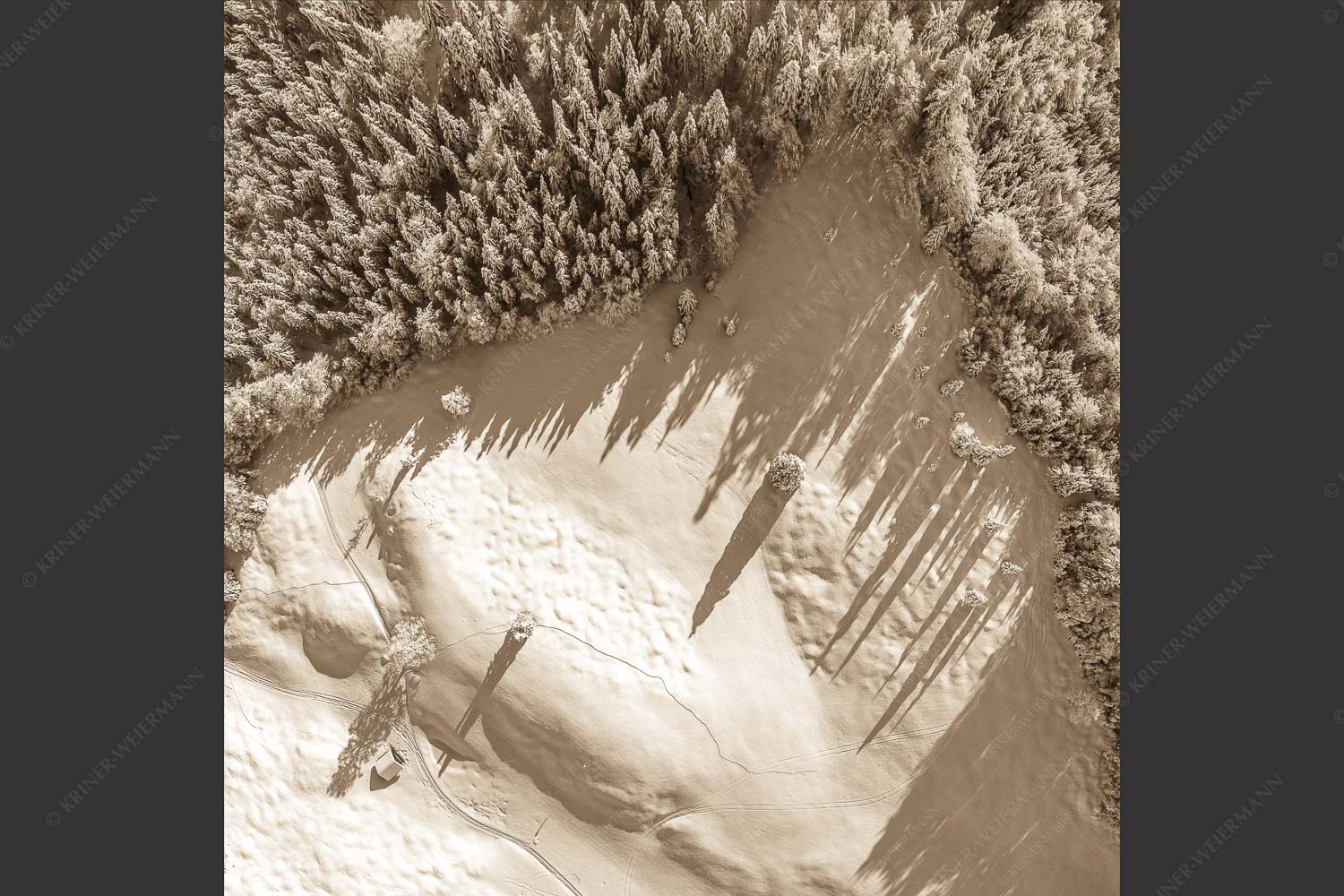 Stark verschneite Winterlandschaft im Estergebirge - Waldschatten 1:1 sepia -- Wald Winter Schnee - mehr Infos bei www.Kriner-Weiermann.de