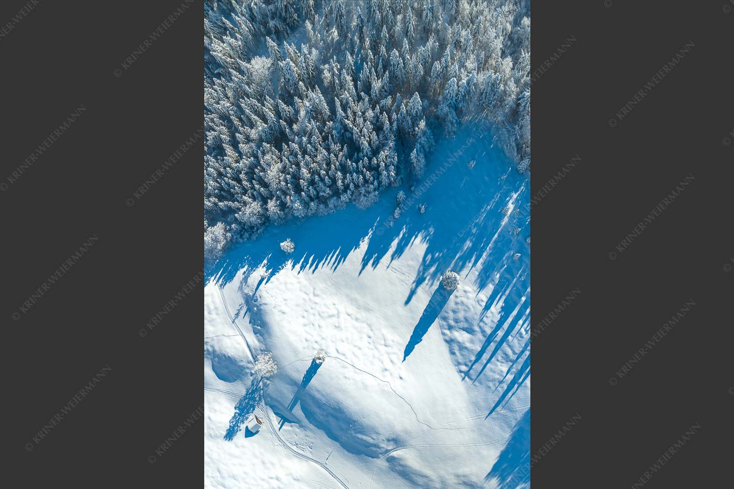Stark verschneite Winterlandschaft im Estergebirge - Waldschatten 2:3  -- Wald Winter Schnee - mehr Infos bei www.Kriner-Weiermann.de