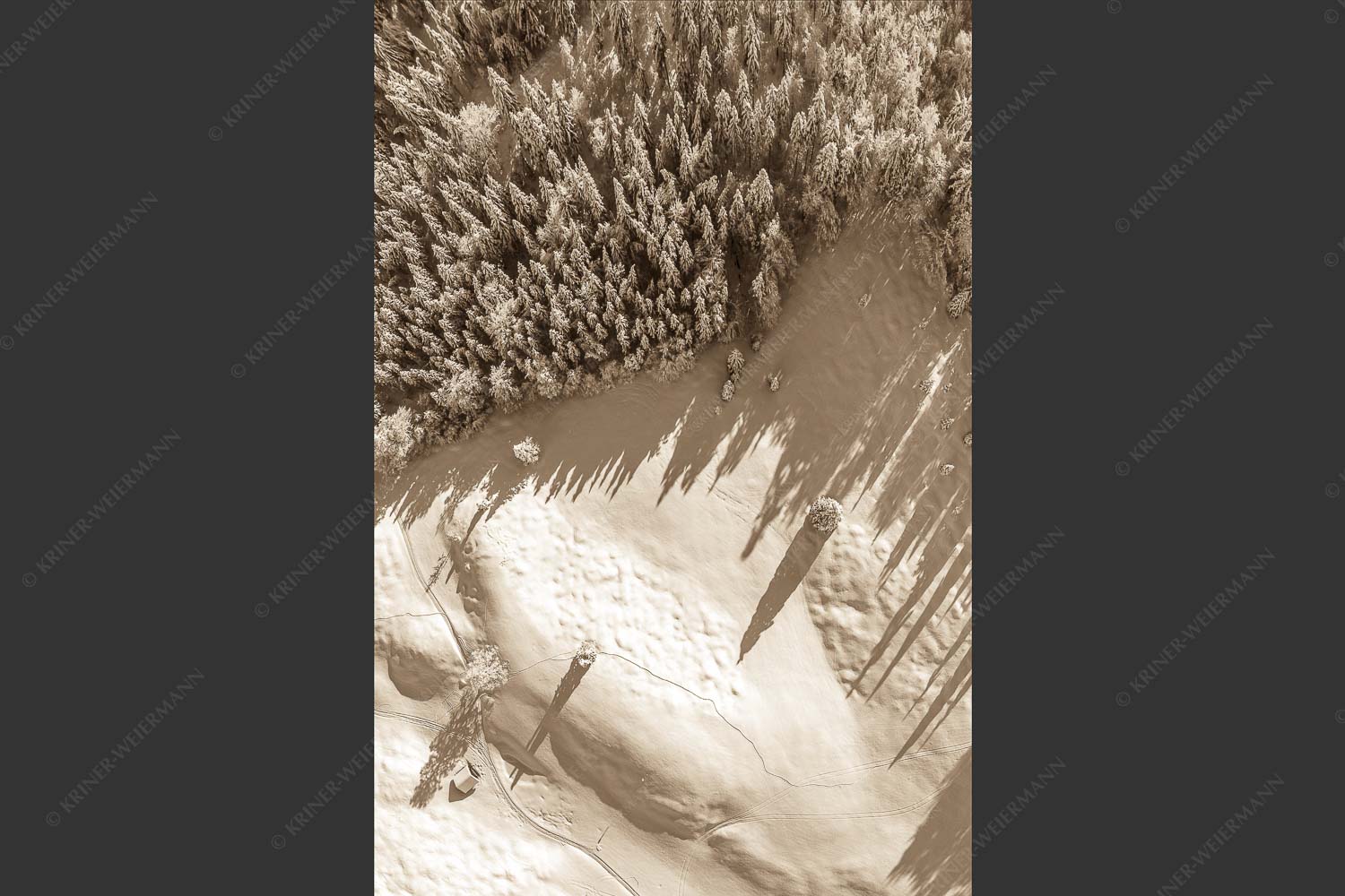 Stark verschneite Winterlandschaft im Estergebirge - Waldschatten 2:3 sepia -- Wald Winter Schnee - mehr Infos bei www.Kriner-Weiermann.de