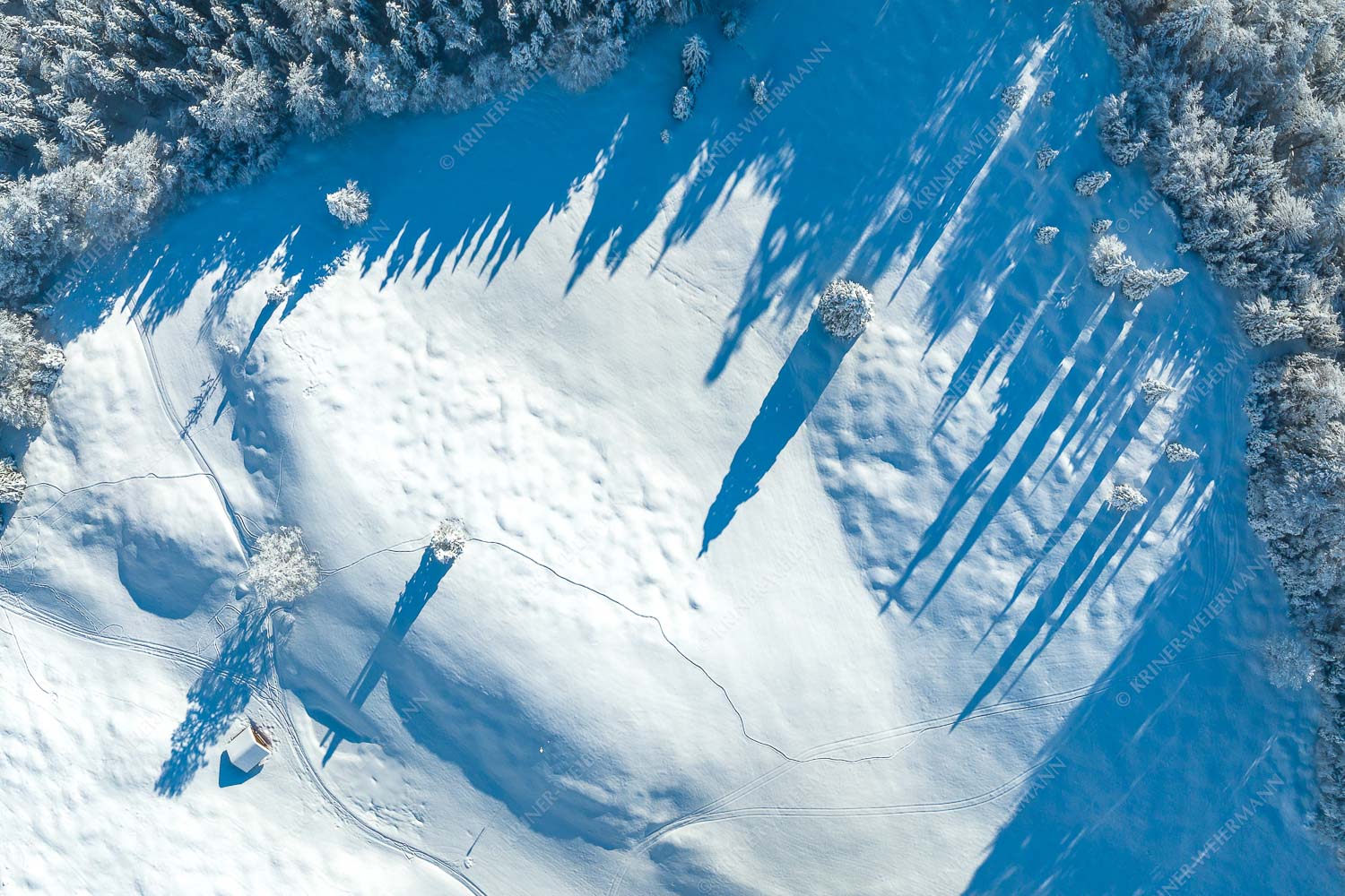 Stark verschneite Winterlandschaft im Estergebirge - Waldschatten 3:2  -- Wald Winter Schnee - mehr Infos bei www.Kriner-Weiermann.de