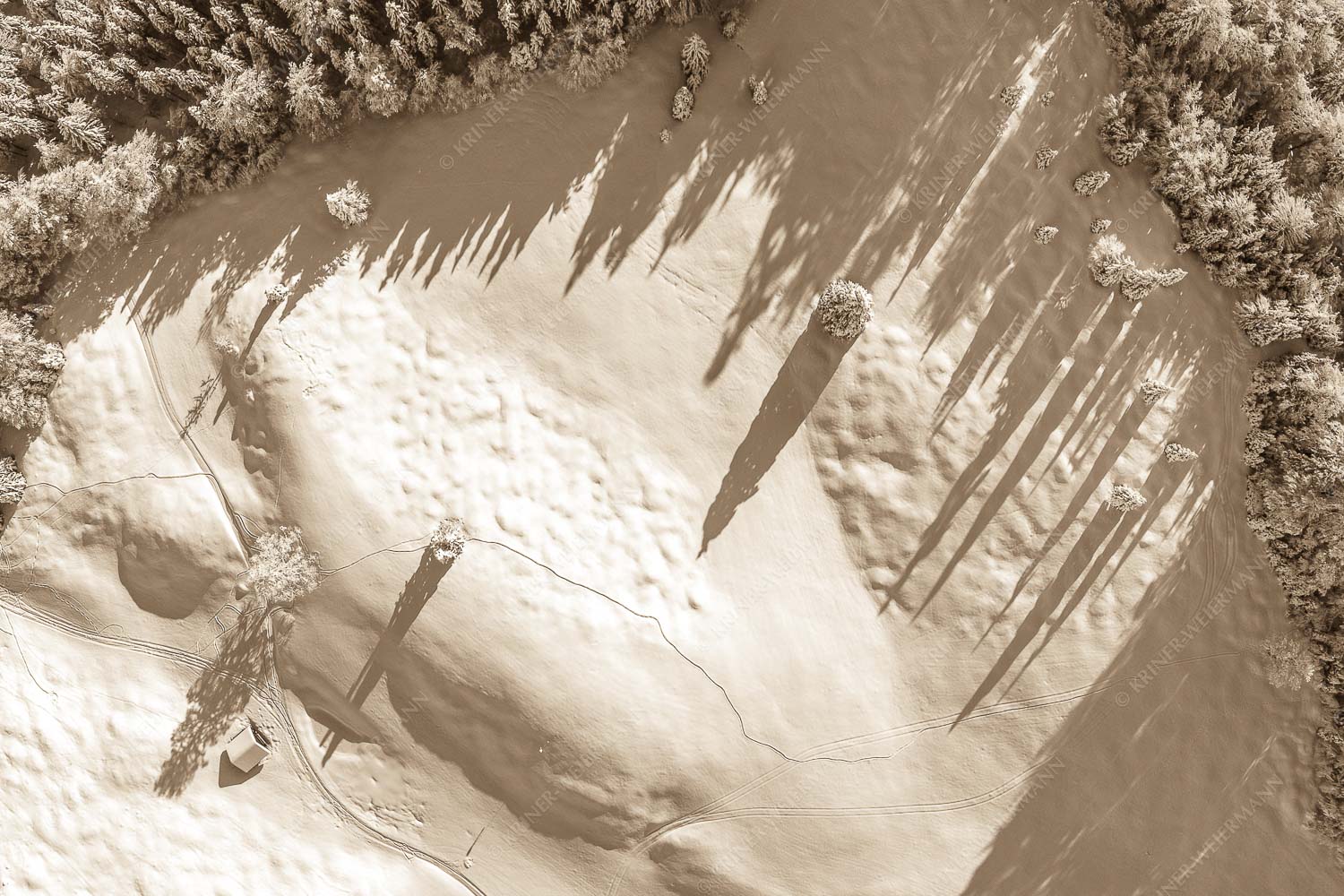 Stark verschneite Winterlandschaft im Estergebirge - Waldschatten 3:2 sepia -- Wald Winter Schnee - mehr Infos bei www.Kriner-Weiermann.de