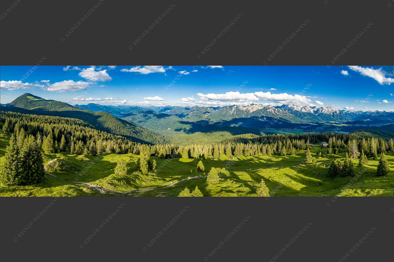 Blick über die Wallgaueralm ins Isartal und Karwendel - Waldwelten 3:1  -- Wallgaueralm Simetsberg Estergebirge - mehr Infos bei www.Kriner-Weiermann.de