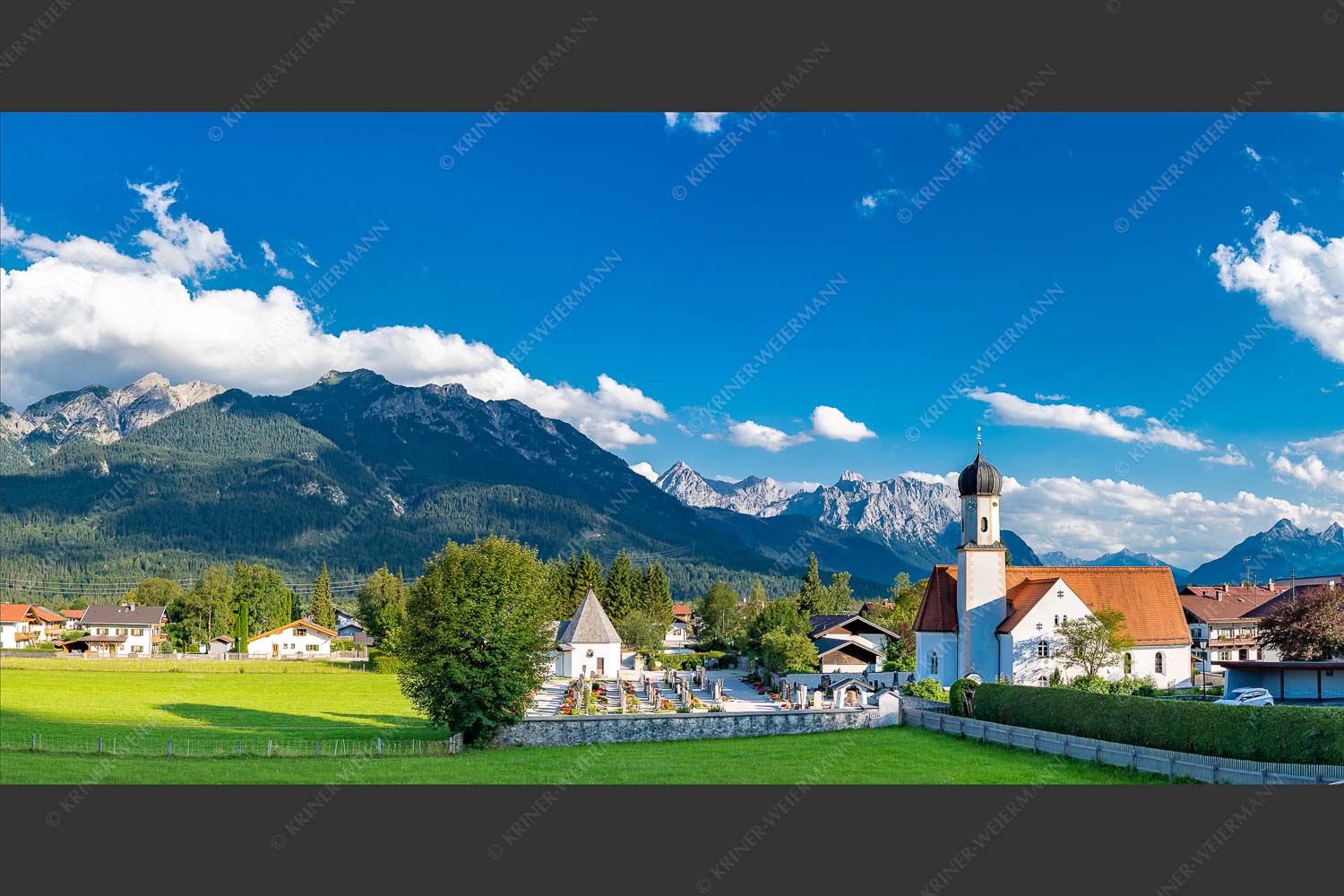 Kirche St. Jakob in Wallgau mit Karwendel im Hintergrund - Wallgau Sommer I 2:1  -- Kirche Wallgau Karwendel - mehr Infos bei www.Kriner-Weiermann.de