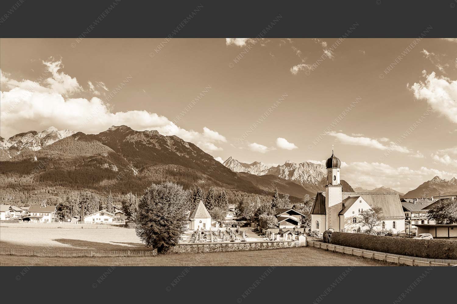 Kirche St. Jakob in Wallgau mit Karwendel im Hintergrund - Wallgau Sommer I 2:1 sepia -- Kirche Wallgau Karwendel - mehr Infos bei www.Kriner-Weiermann.de