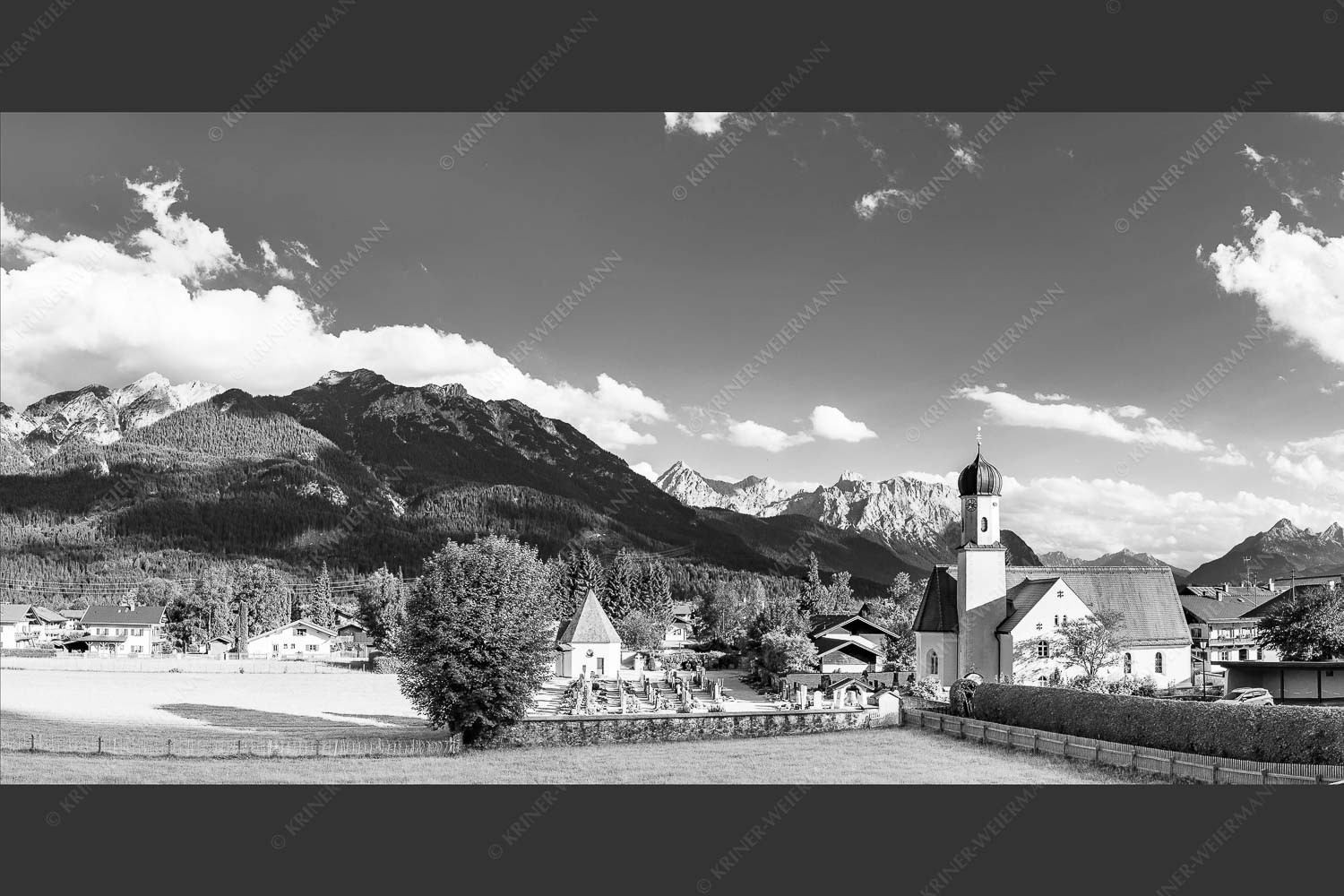 Kirche St. Jakob in Wallgau mit Karwendel im Hintergrund - Wallgau Sommer I 2:1 sw -- Kirche Wallgau Karwendel - mehr Infos bei www.Kriner-Weiermann.de