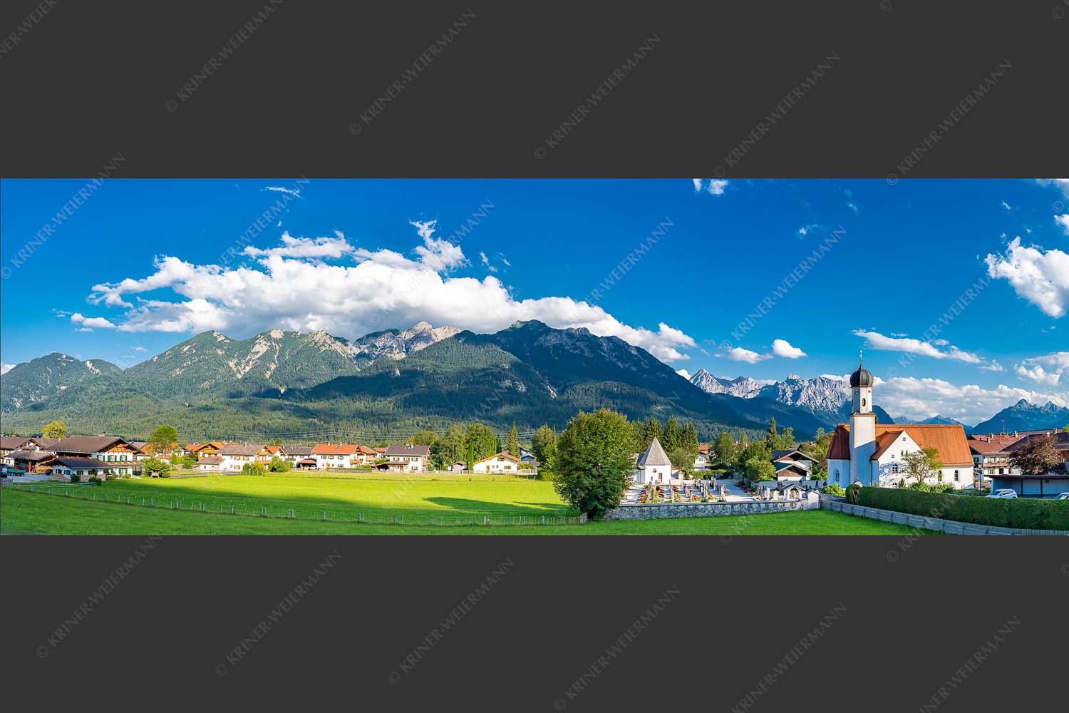 Kirche St. Jakob in Wallgau mit Karwendel im Hintergrund - Wallgau Sommer I 3:1  -- Kirche Wallgau Karwendel - mehr Infos bei www.Kriner-Weiermann.de