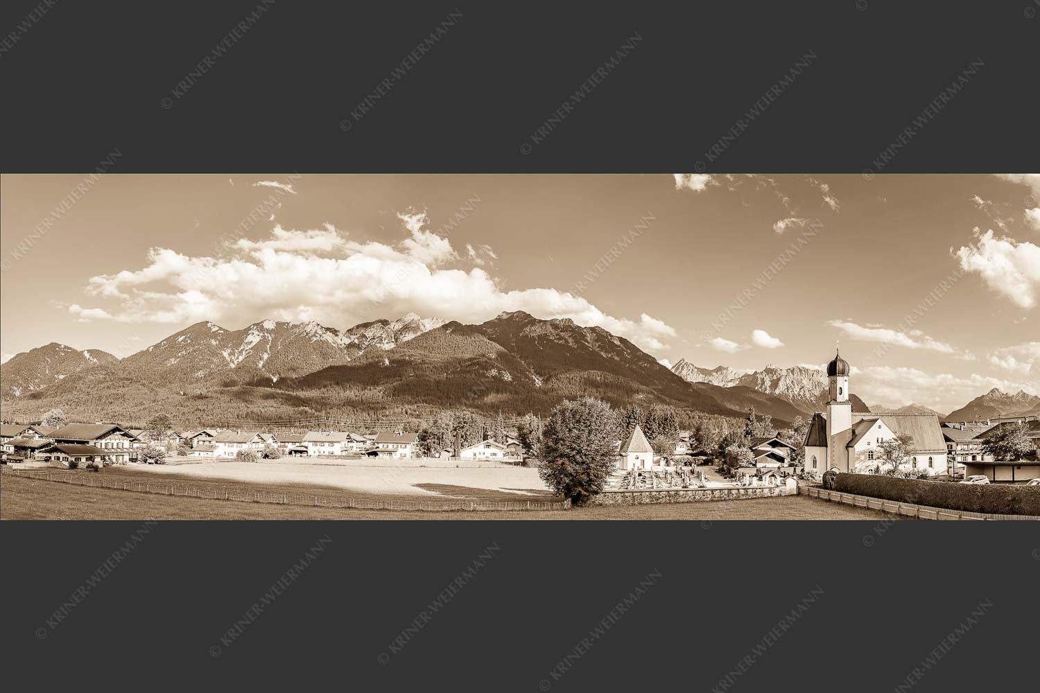Kirche St. Jakob in Wallgau mit Karwendel im Hintergrund - Wallgau Sommer I 3:1 sepia -- Kirche Wallgau Karwendel - mehr Infos bei www.Kriner-Weiermann.de