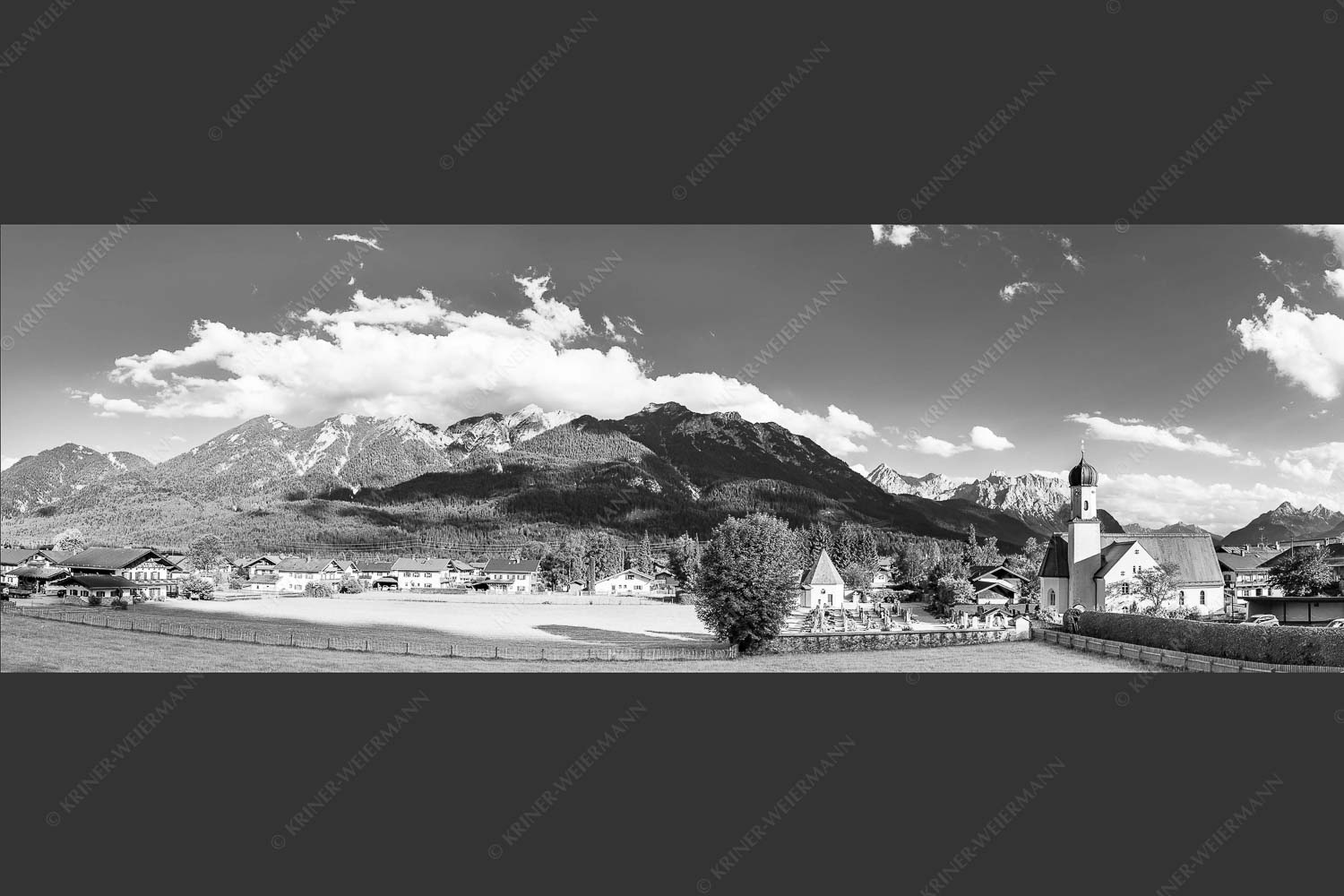 Kirche St. Jakob in Wallgau mit Karwendel im Hintergrund - Wallgau Sommer I 3:1 sw -- Kirche Wallgau Karwendel - mehr Infos bei www.Kriner-Weiermann.de