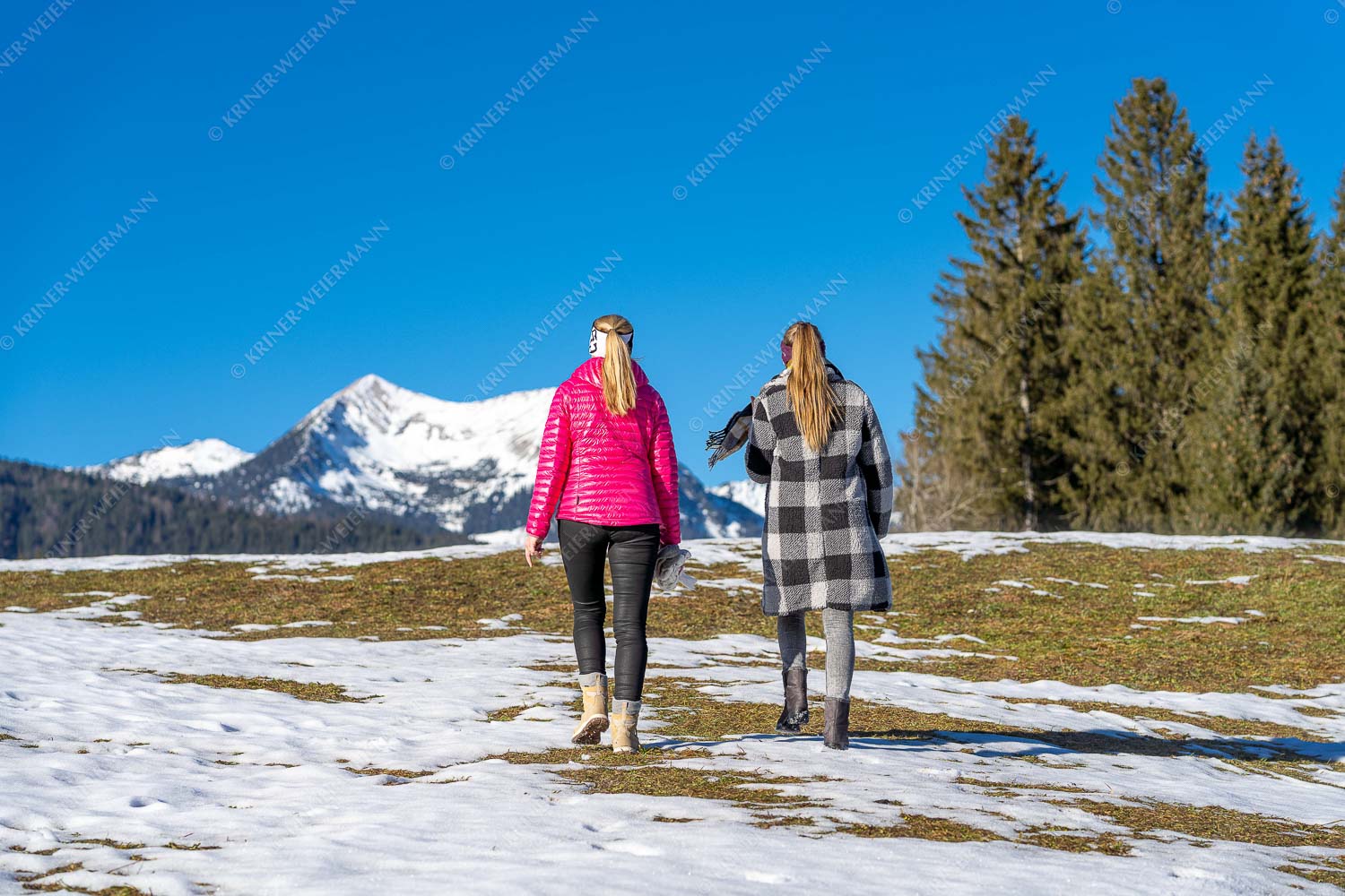 Spazieren über Wiesen im Winter - Wandern im Winter 3:2  -- Alpenwelt Karwendel - mehr Infos bei www.Kriner-Weiermann.de