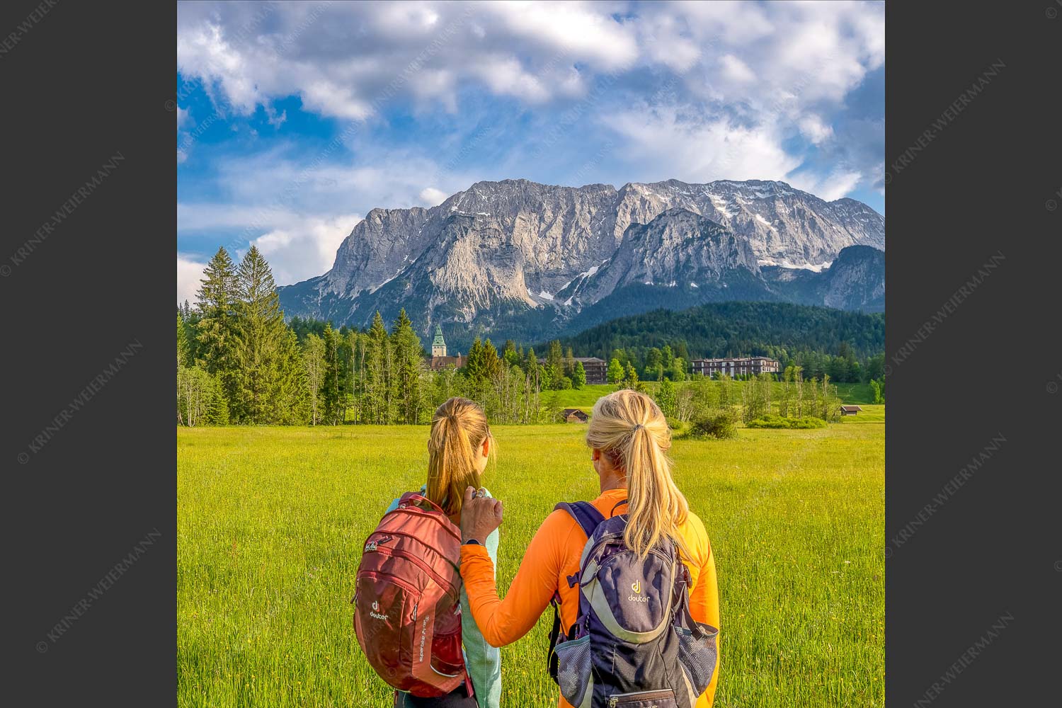 Blick zum Schloss Elmau und Wetterstein im Hintergrund - Wanderung ums Schloss 1:1  -- Elmau mit Wetterstein - mehr Infos bei www.Kriner-Weiermann.de