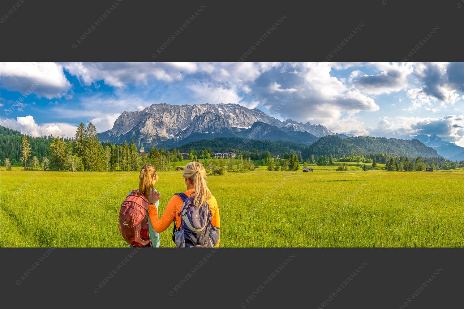 Blick zum Schloss Elmau und Wetterstein im Hintergrund - Wanderung ums Schloss 2,5:1  -- Elmau mit Wetterstein - mehr Infos bei www.Kriner-Weiermann.de