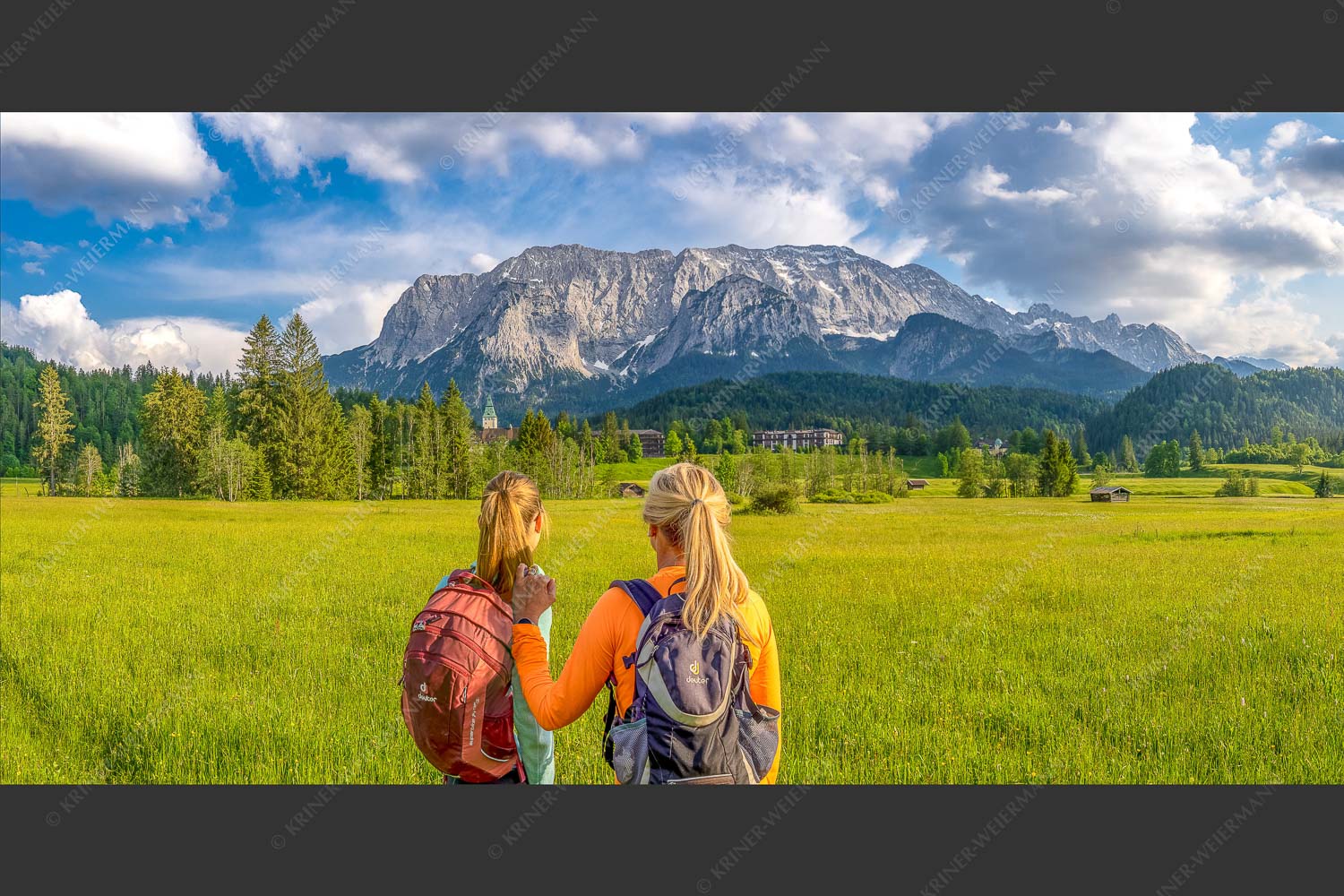 Blick zum Schloss Elmau und Wetterstein im Hintergrund - Wanderung ums Schloss 2:1  -- Elmau mit Wetterstein - mehr Infos bei www.Kriner-Weiermann.de