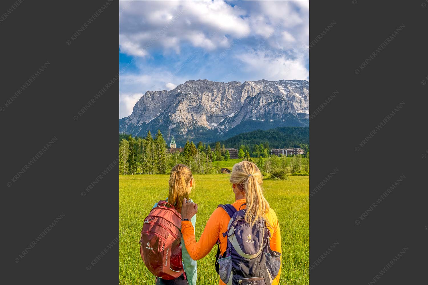 Blick zum Schloss Elmau und Wetterstein im Hintergrund - Wanderung ums Schloss 2:3  -- Elmau mit Wetterstein - mehr Infos bei www.Kriner-Weiermann.de