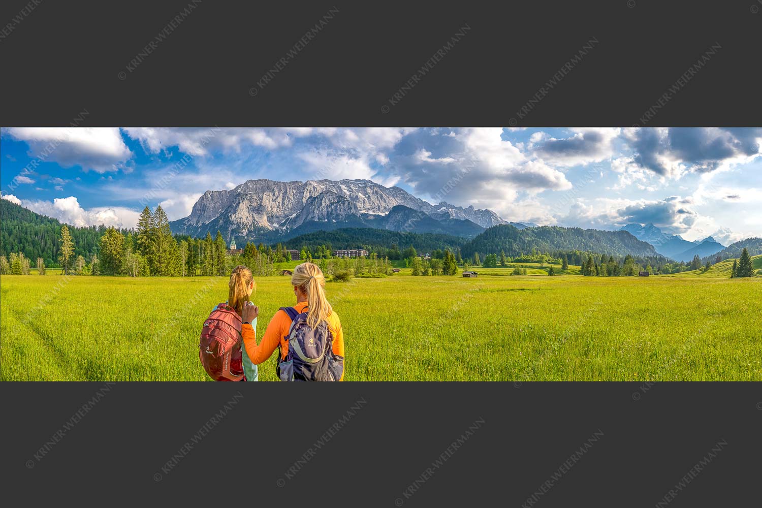 Blick zum Schloss Elmau und Wetterstein im Hintergrund - Wanderung ums Schloss 3:1  -- Elmau mit Wetterstein - mehr Infos bei www.Kriner-Weiermann.de