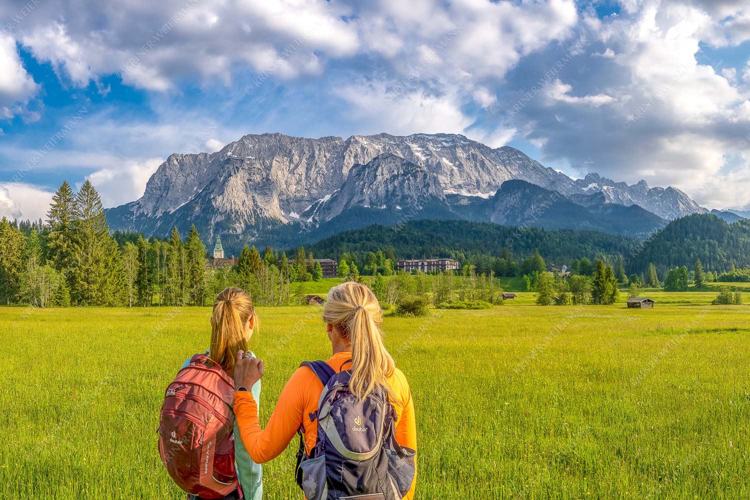 Blick zum Schloss Elmau und Wetterstein im Hintergrund - Wanderung ums Schloss 3:2  -- Elmau mit Wetterstein - mehr Infos bei www.Kriner-Weiermann.de