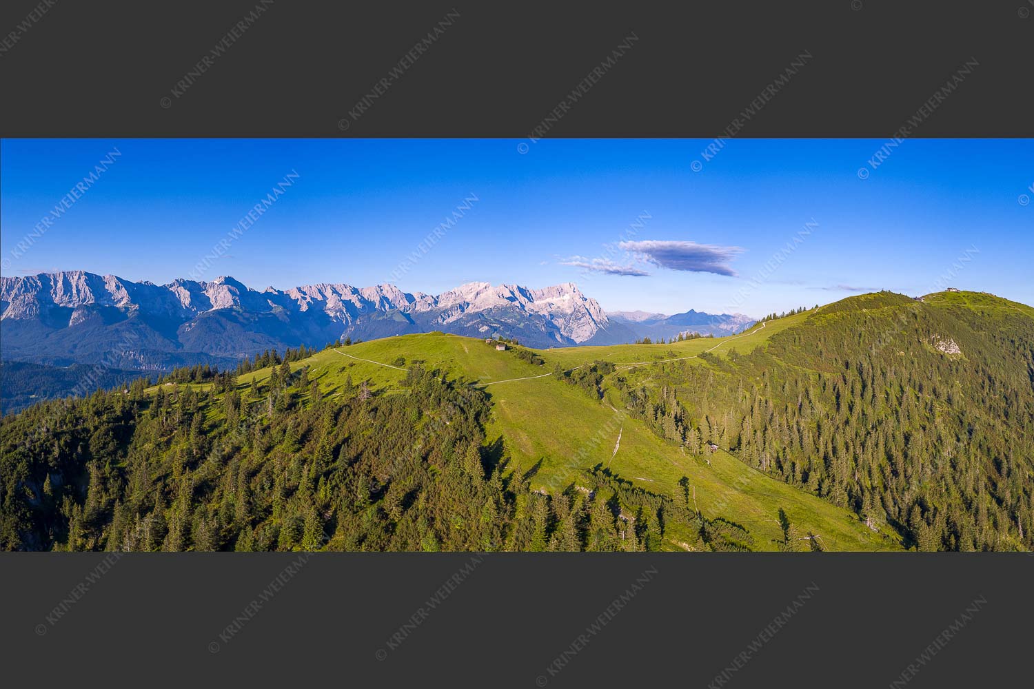 Blick über den Wank zum Wettersteingebirge - Wank und Wetterstein 2,5:1  -- Roßwank - mehr Infos bei www.Kriner-Weiermann.de