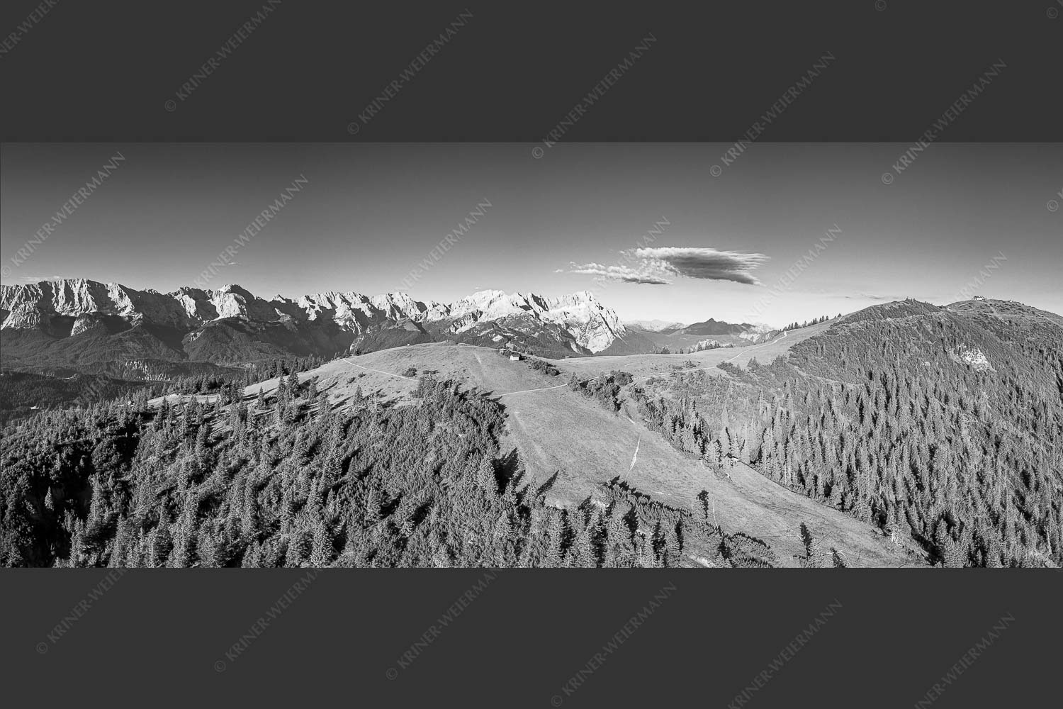 Blick über den Wank zum Wettersteingebirge - Wank und Wetterstein 2,5:1 sw -- Roßwank - mehr Infos bei www.Kriner-Weiermann.de