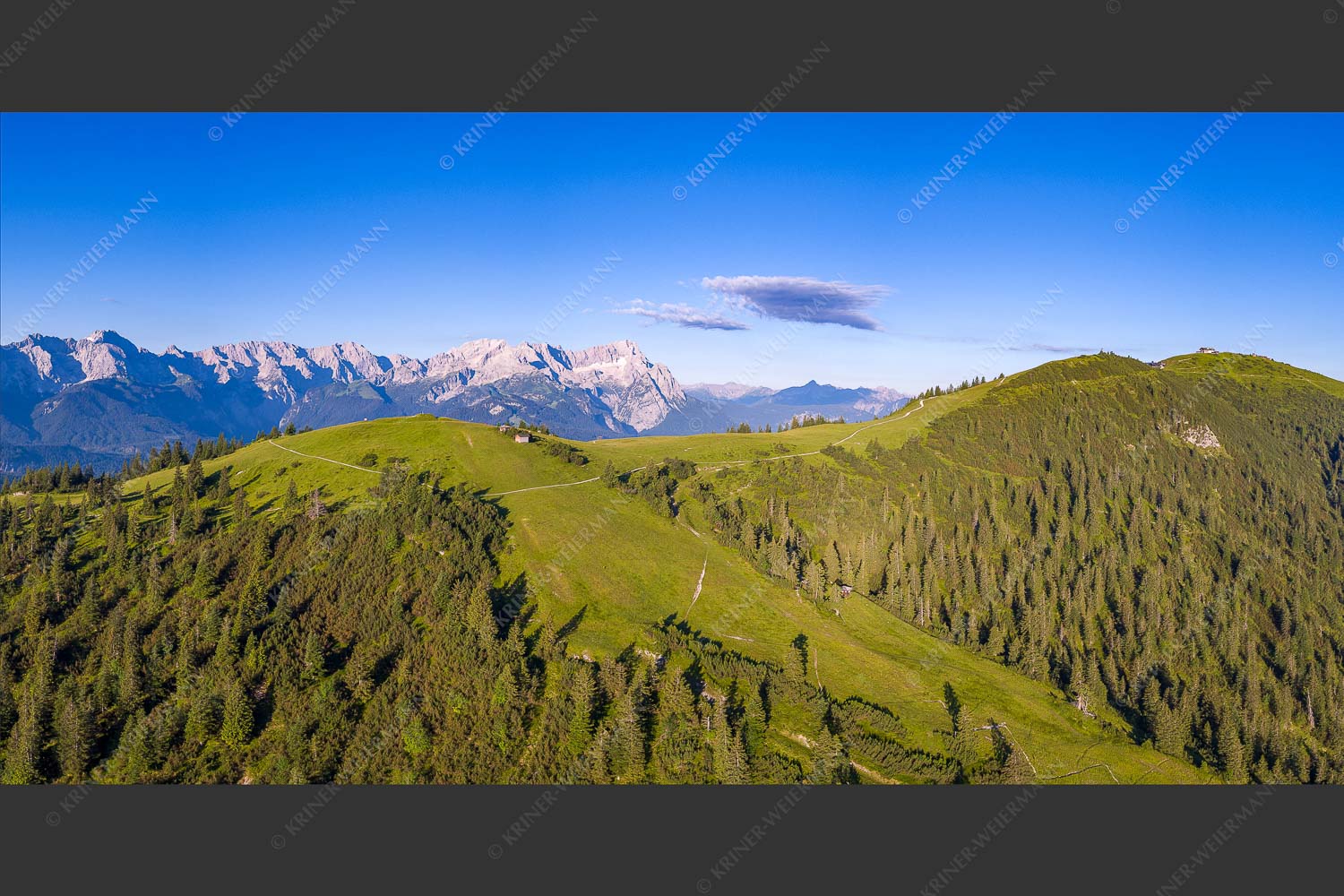 Blick über den Wank zum Wettersteingebirge - Wank und Wetterstein 2:1  -- Roßwank - mehr Infos bei www.Kriner-Weiermann.de