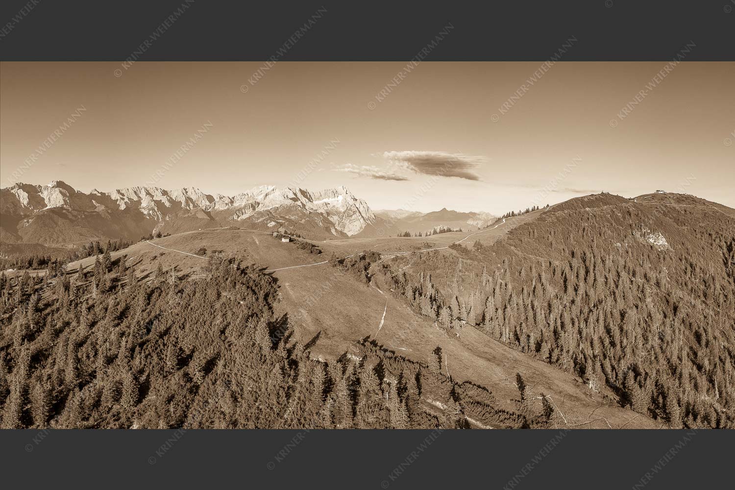 Blick über den Wank zum Wettersteingebirge - Wank und Wetterstein 2:1 sepia -- Roßwank - mehr Infos bei www.Kriner-Weiermann.de
