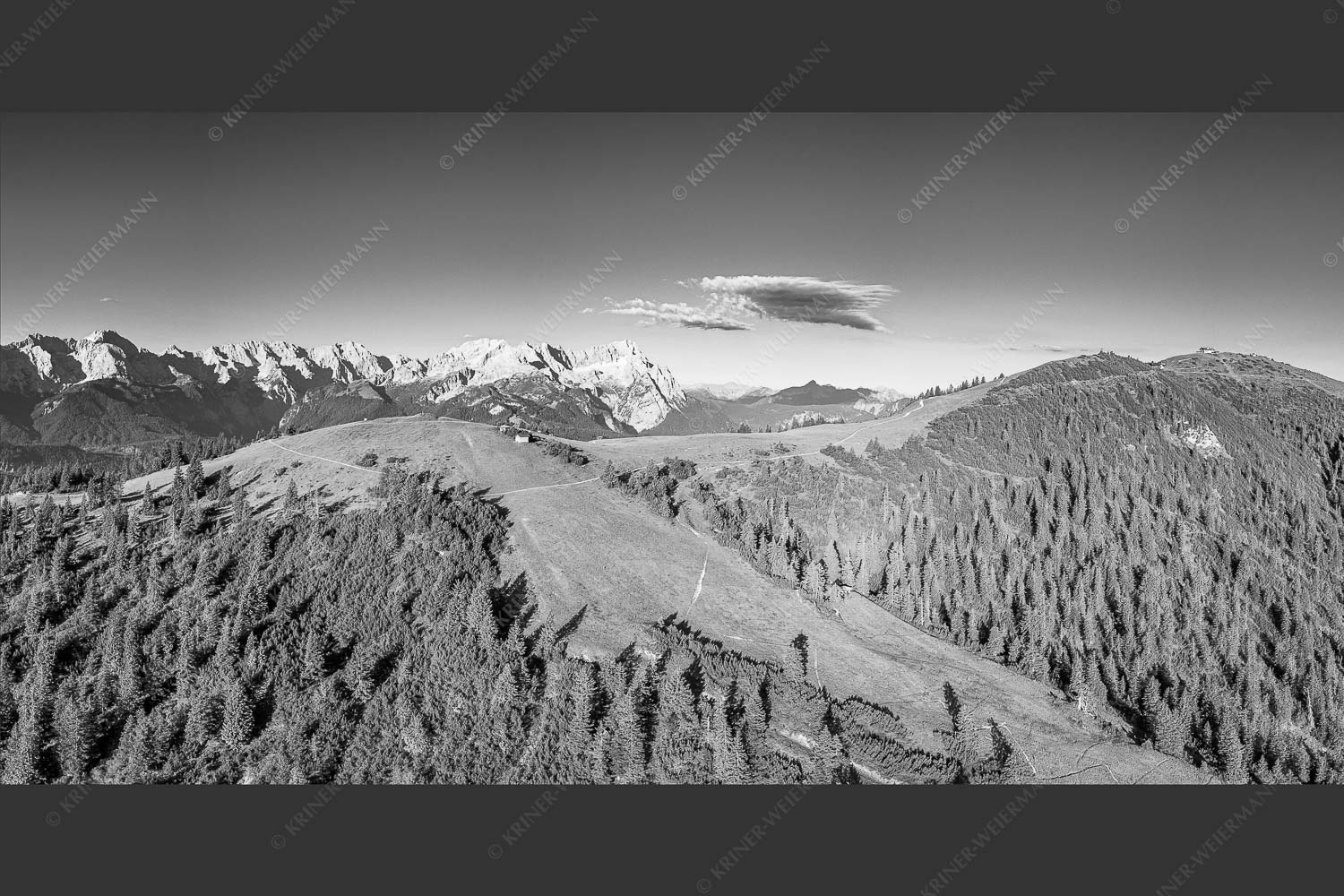 Blick über den Wank zum Wettersteingebirge - Wank und Wetterstein 2:1 sw -- Roßwank - mehr Infos bei www.Kriner-Weiermann.de
