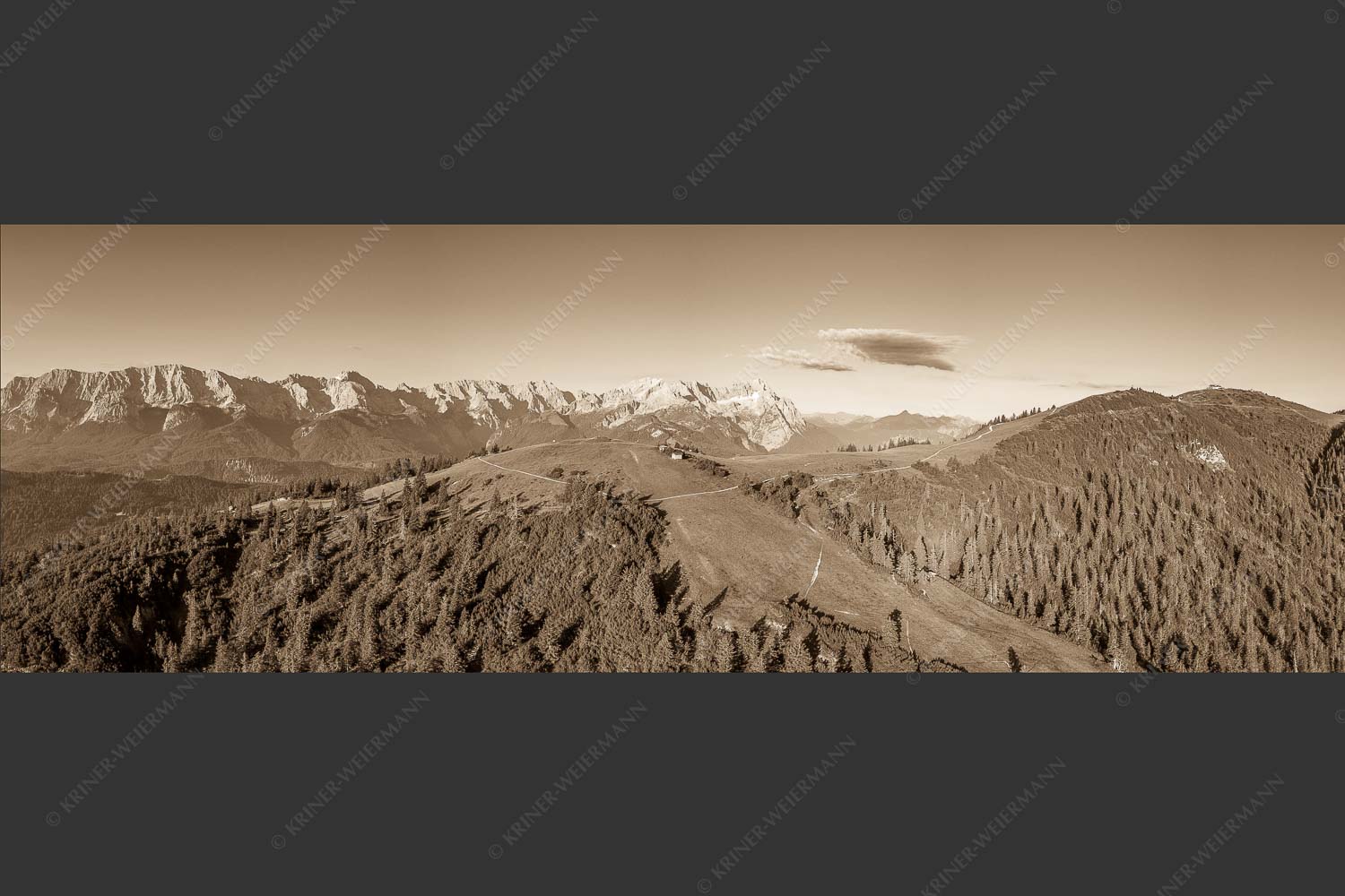 Blick über den Wank zum Wettersteingebirge - Wank und Wetterstein 3:1 sepia -- Roßwank - mehr Infos bei www.Kriner-Weiermann.de