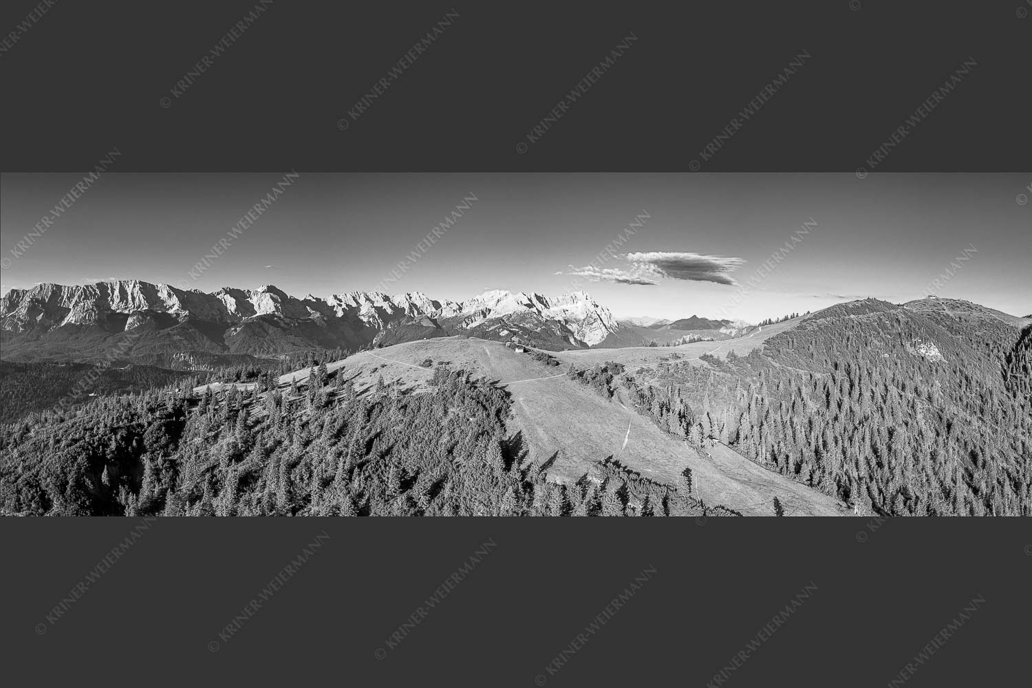 Blick über den Wank zum Wettersteingebirge - Wank und Wetterstein 3:1 sw -- Roßwank - mehr Infos bei www.Kriner-Weiermann.de