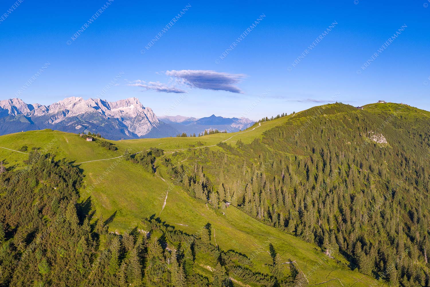 Blick über den Wank zum Wettersteingebirge - Wank und Wetterstein 3:2  -- Roßwank - mehr Infos bei www.Kriner-Weiermann.de
