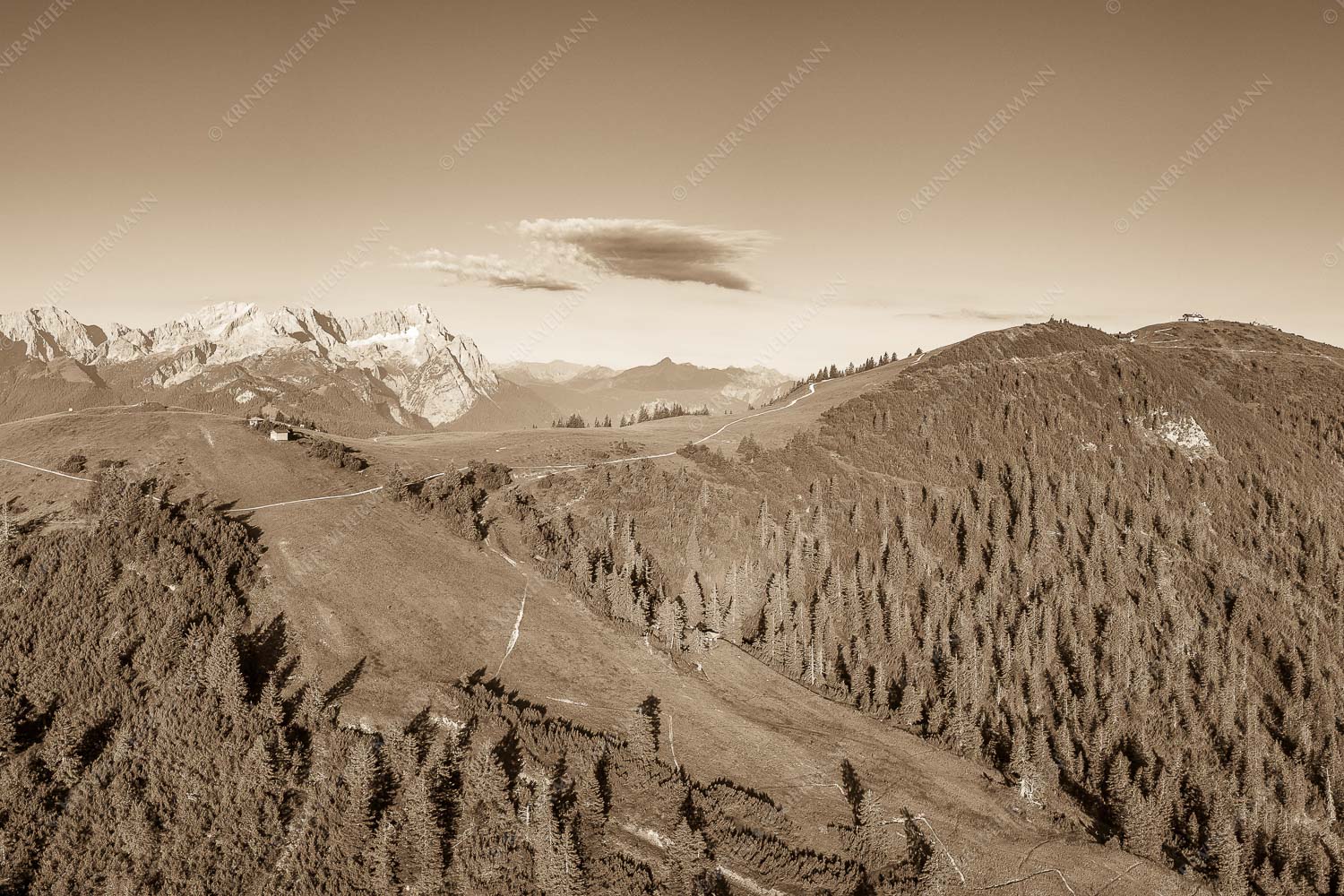 Blick über den Wank zum Wettersteingebirge - Wank und Wetterstein 3:2 sepia -- Roßwank - mehr Infos bei www.Kriner-Weiermann.de