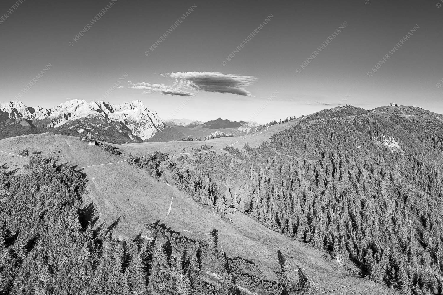 Blick über den Wank zum Wettersteingebirge - Wank und Wetterstein 3:2 sw -- Roßwank - mehr Infos bei www.Kriner-Weiermann.de