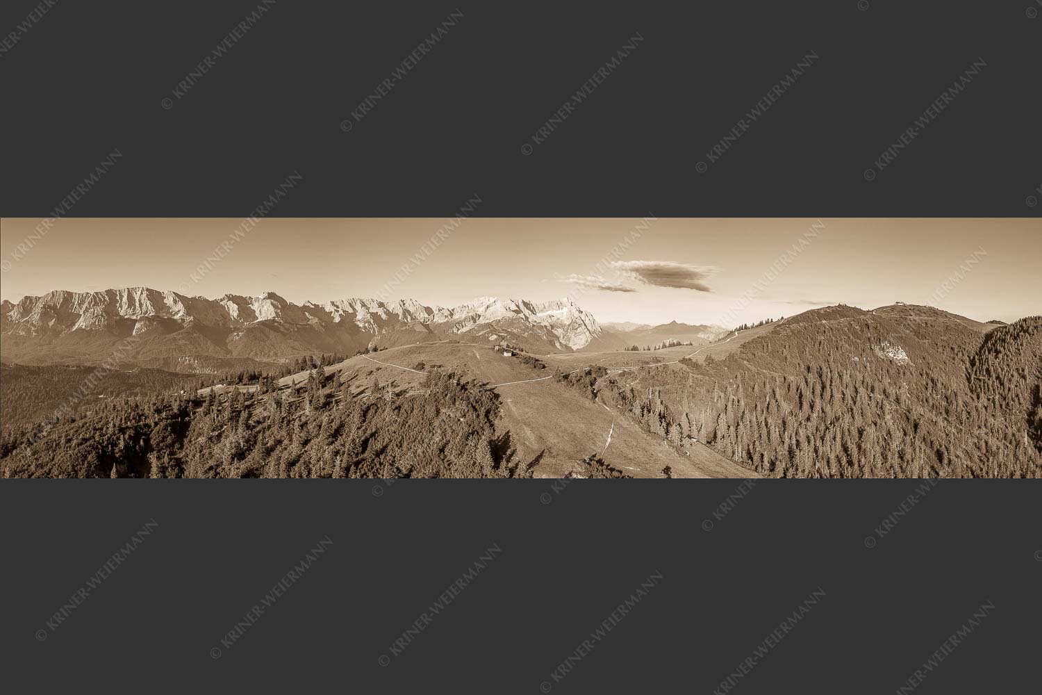 Blick über den Wank zum Wettersteingebirge - Wank und Wetterstein 4:1 sepia -- Roßwank - mehr Infos bei www.Kriner-Weiermann.de