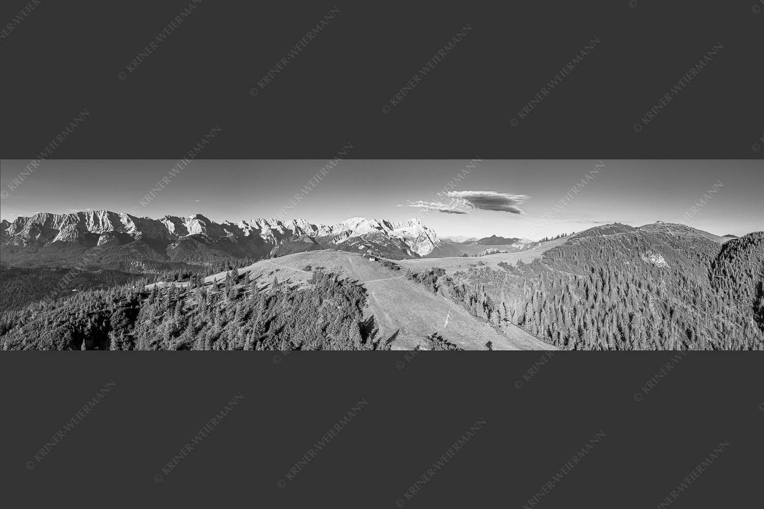 Blick über den Wank zum Wettersteingebirge - Wank und Wetterstein 4:1 sw -- Roßwank - mehr Infos bei www.Kriner-Weiermann.de