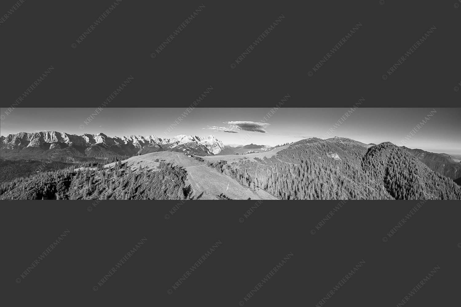 Blick über den Wank zum Wettersteingebirge - Wank und Wetterstein 5:1 sw -- Roßwank - mehr Infos bei www.Kriner-Weiermann.de