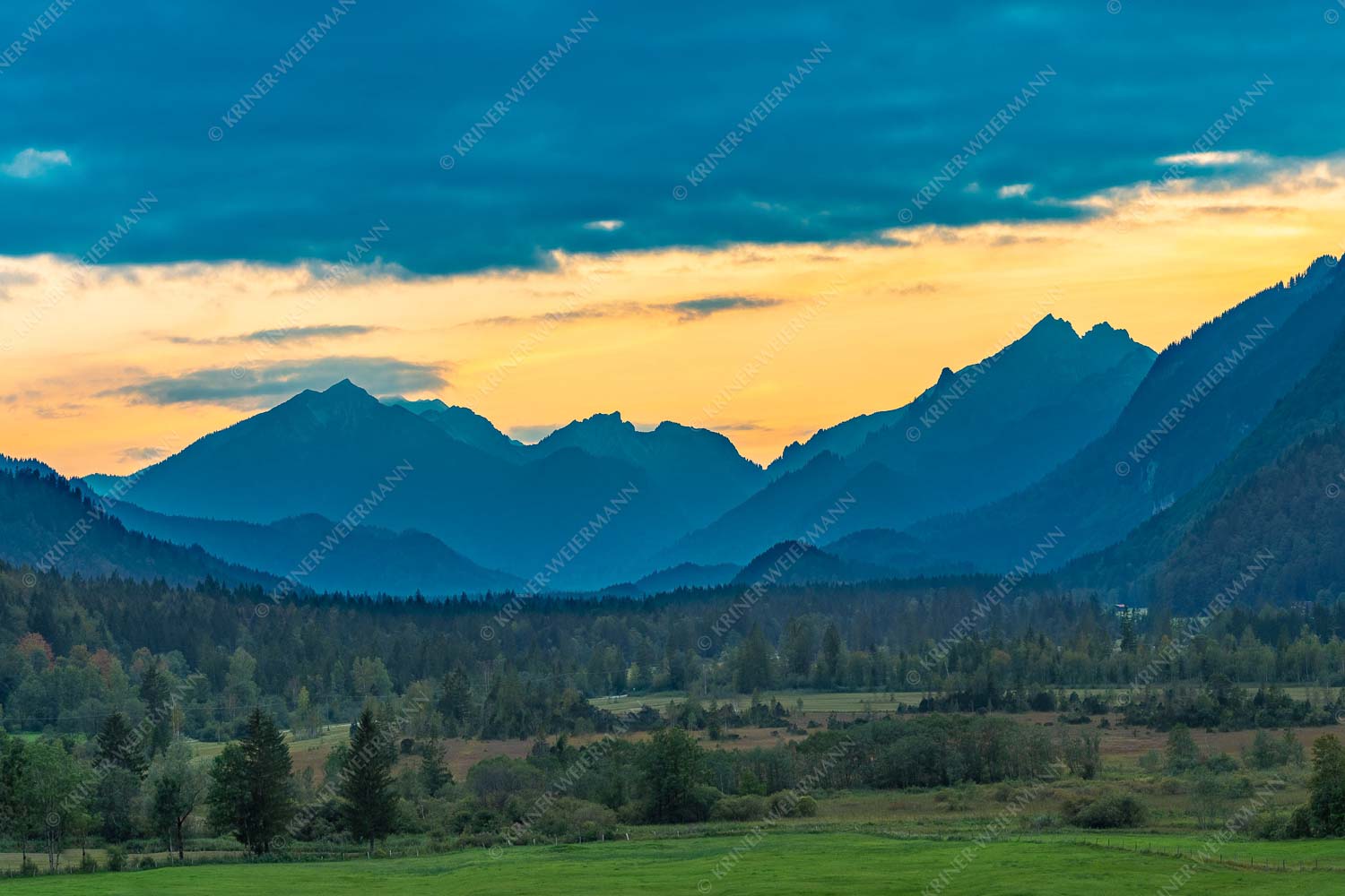 Blick durchs Graswangtal ins Ammergebirge - Weidmoos 3:2  -- Graswangtal Ammergauer Alpen - mehr Infos bei www.Kriner-Weiermann.de