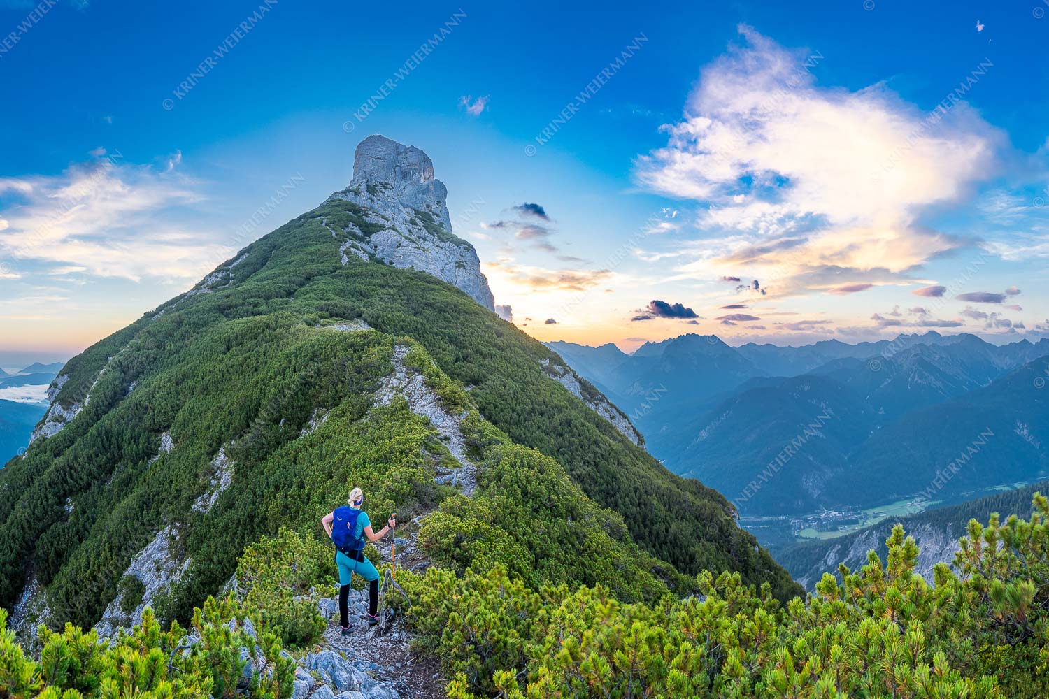 Weg zur Arnplattenspitze mit Sonnenaufgang im Karwendel - Weit is nimma 3:2  -- Bergwandern Arnplattenspitze - mehr Infos bei www.Kriner-Weiermann.de